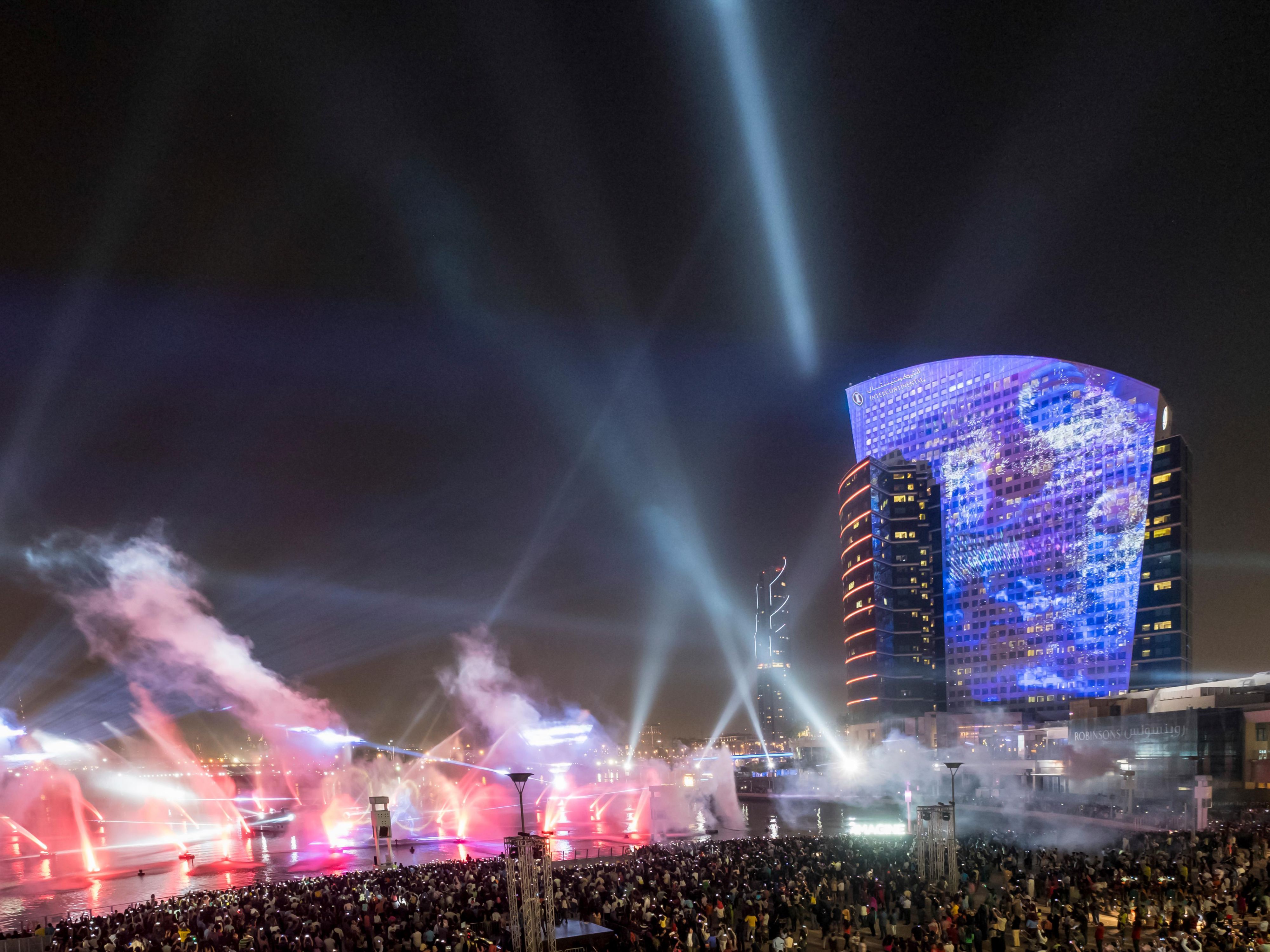 Holiday Inn Dubai Festival City is directly connected to Dubai Festival City Mall, home to 500 retail shops and restaurants including the world-record breaking Imagine show, a display of fire, water, and light projected at the building of InterContinental Dubai Festival City.