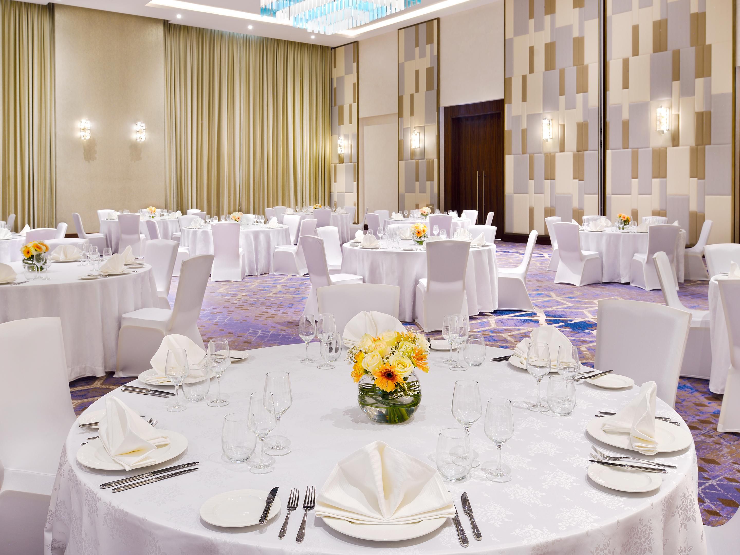 The hotel offers 658 sq m of meeting space, which can be divided into four meeting rooms. The hotel's meeting facilities also feature a 460 sq m pillar-less ballroom with a 6.2-meter-high ceiling, and a room specially designed for creative workshops, weddings, and much more. Its efficient design creates a relaxing, luminous atmosphere. 