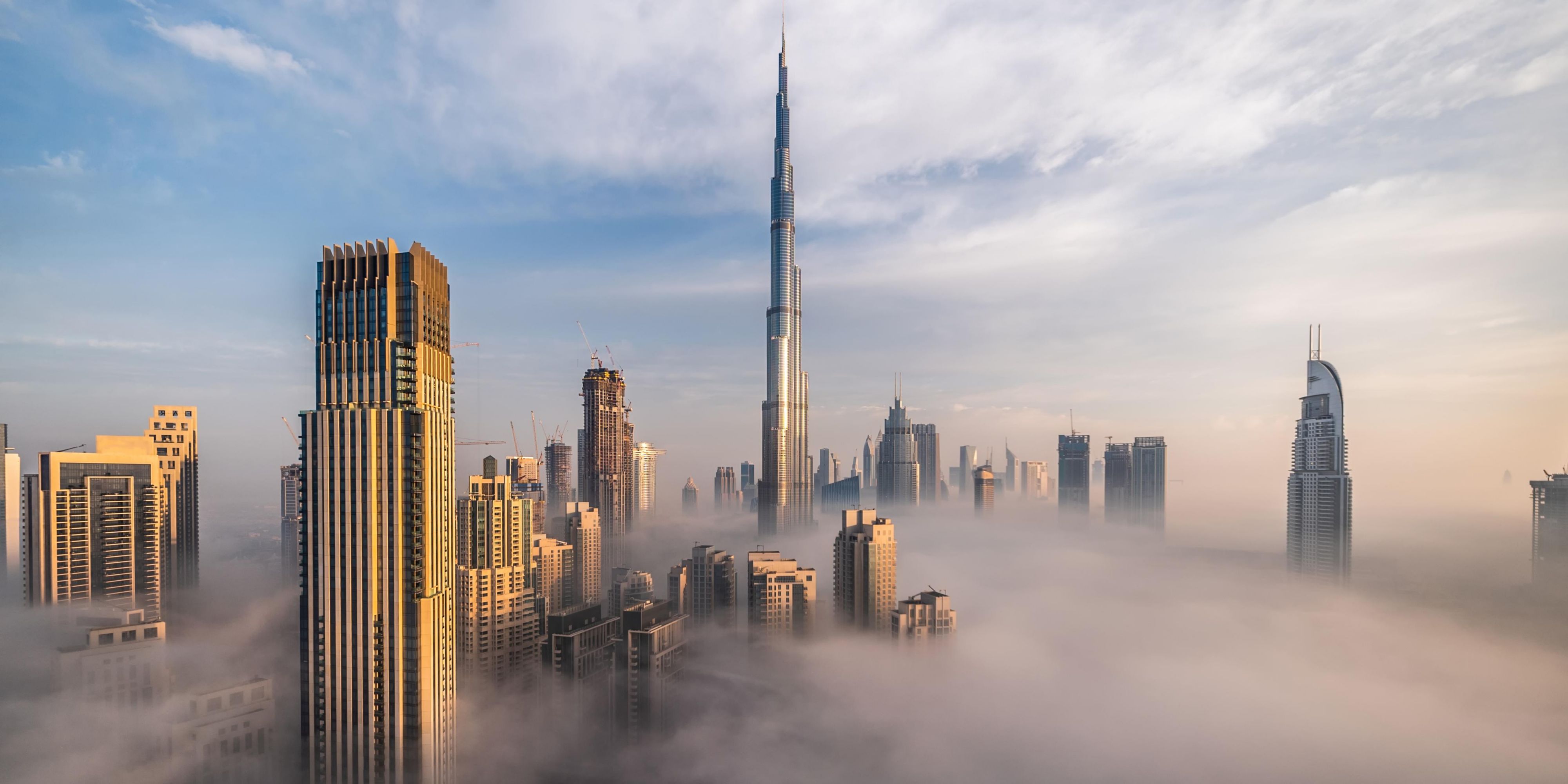 Downtown Dubai con grattacieli immersi nella nebbia
