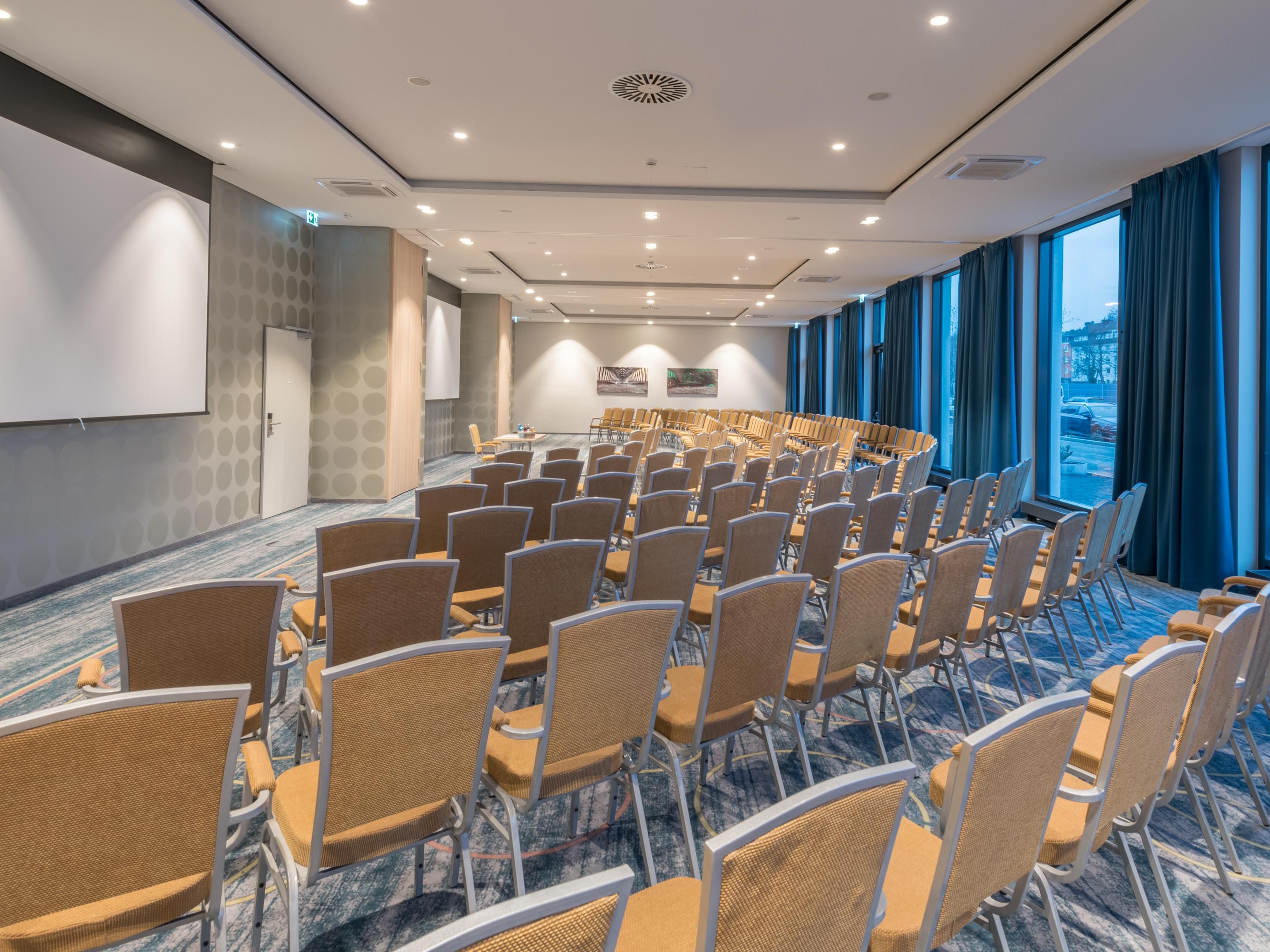 We have the room for you and your professional meeting, conference or presentation. From business discussions to yoga-workshop. You will find the place you need up to 230 participants. Our qualified team support you from the first contact and handle your needs with care. Enjoy tasty food while your breaks as well as fancy drinks at our hotel-bar.