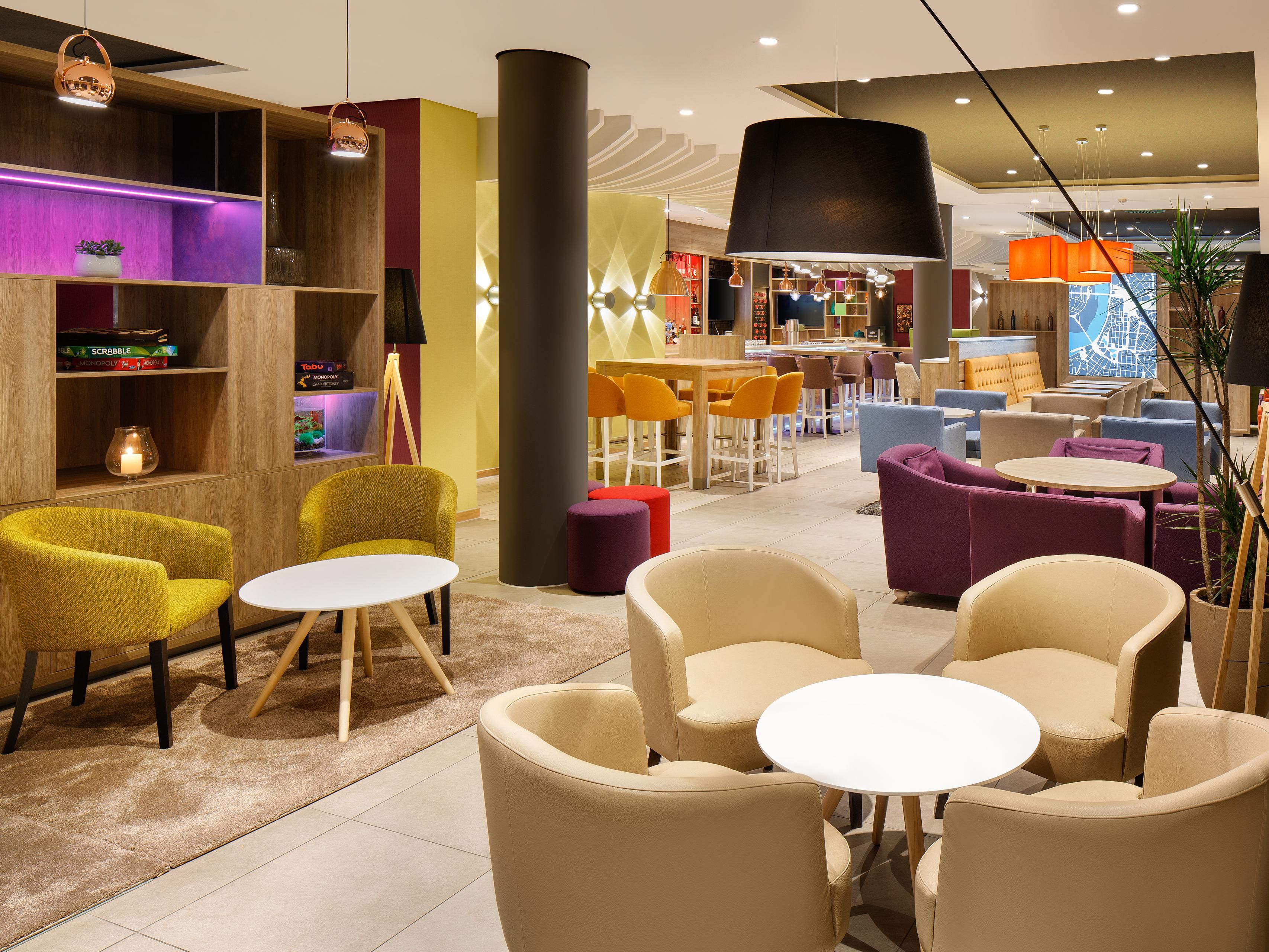 Our open lobby at the Holiday Inn Düsseldorf invites you to linger in a cozy living room atmosphere. Let yourself be pampered by our classics such as juicy burgers, tender steaks and hearty schnitzels. A special highlight: one child eats free for every paying adult.