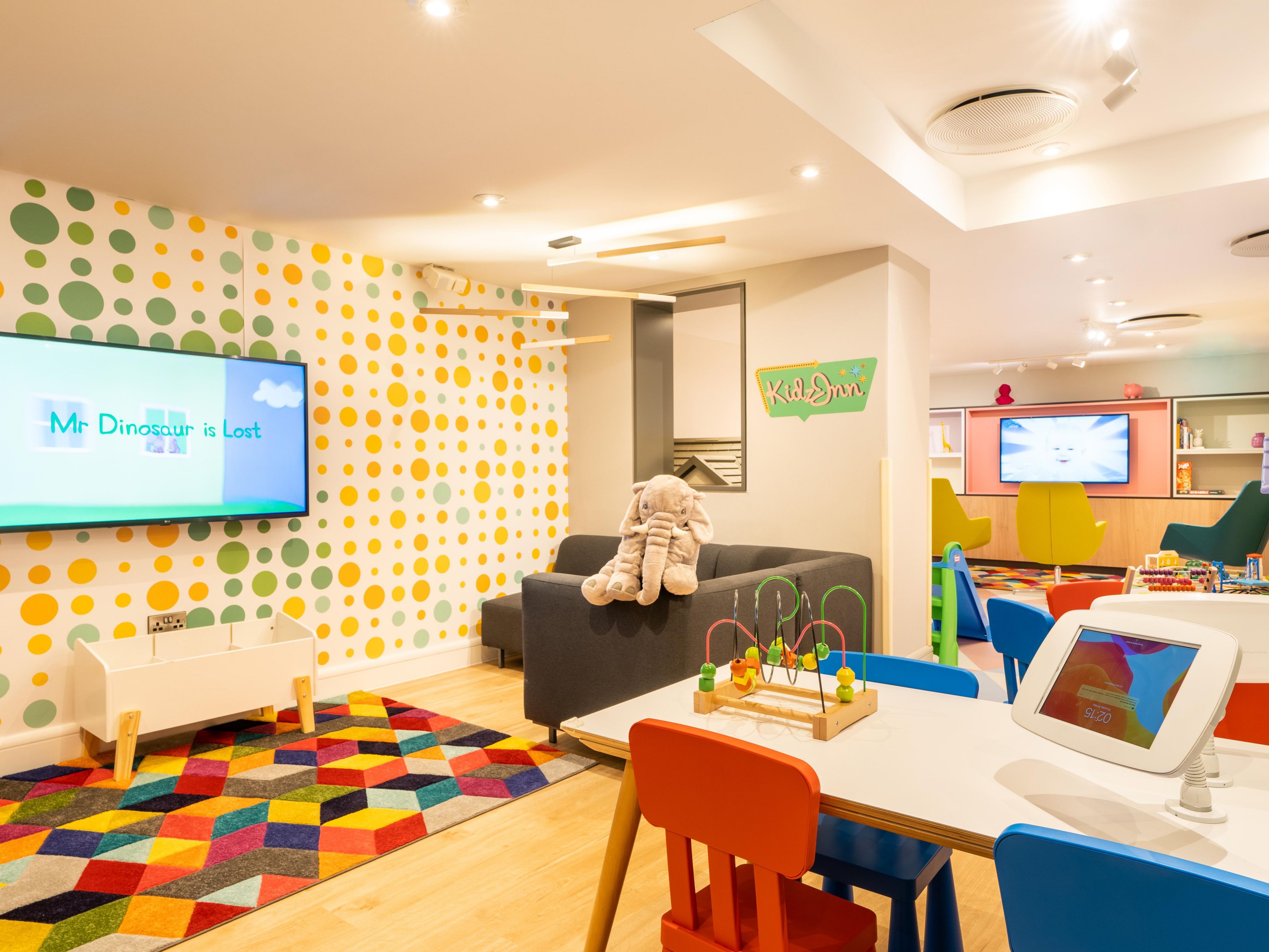 Nossa área Kidz Inn é cuidadosamente criada para cativar e entreter seus pequenos. Equipado com brinquedos e equipamentos adequados para a idade e uma seleção de desenhos animados envolventes, ele garante diversão e emoção sem fim para as suas crianças. (Crianças devem ser monitoradas)