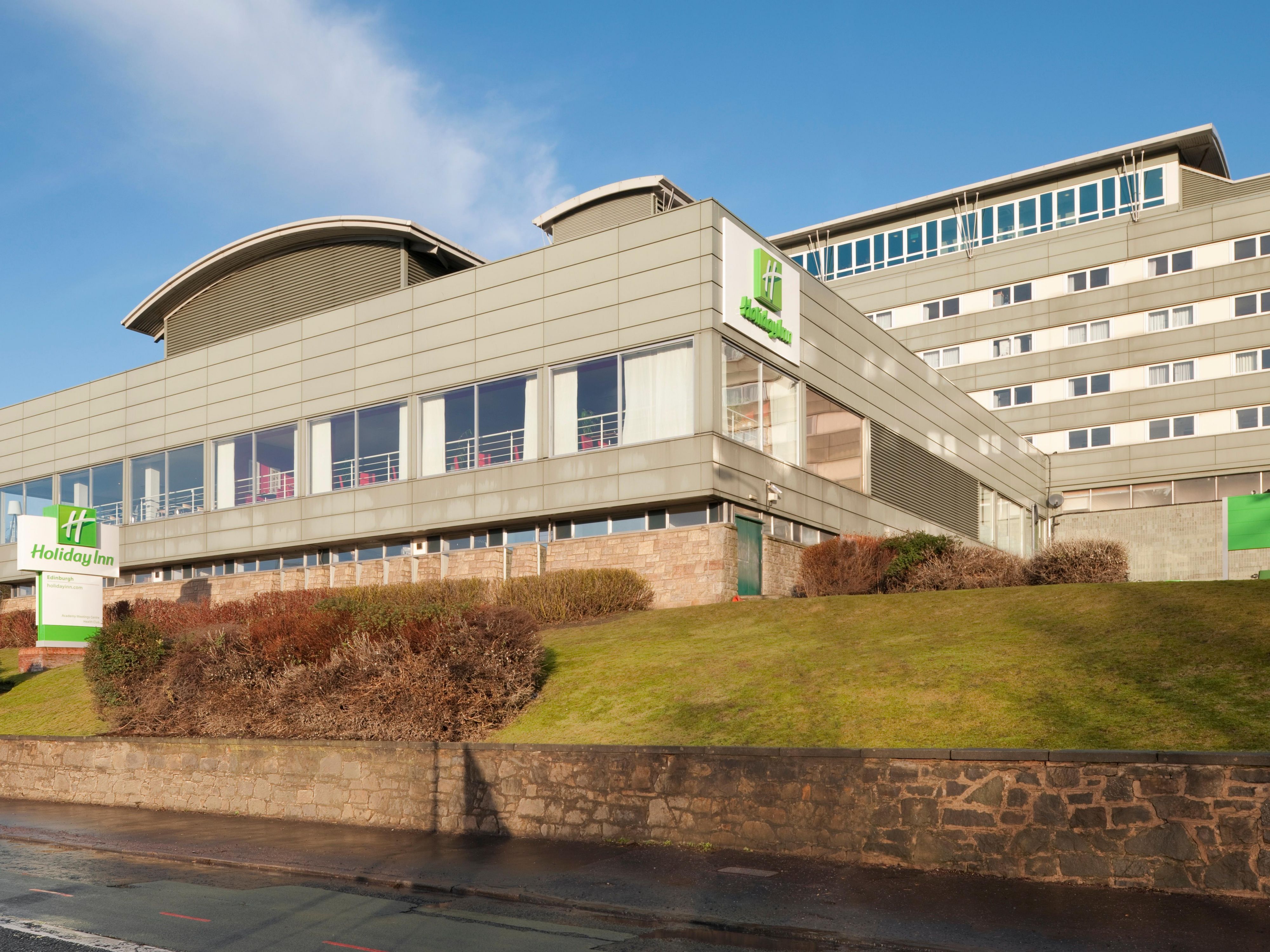 Just click on the link for a chance to visit Holiday Inn Edinburgh virtually with a fully interactive, virtual tour.  Move through the hotel exploring the bar, restaurant, meeting and event spaces, bedrooms and Spirit Health Club