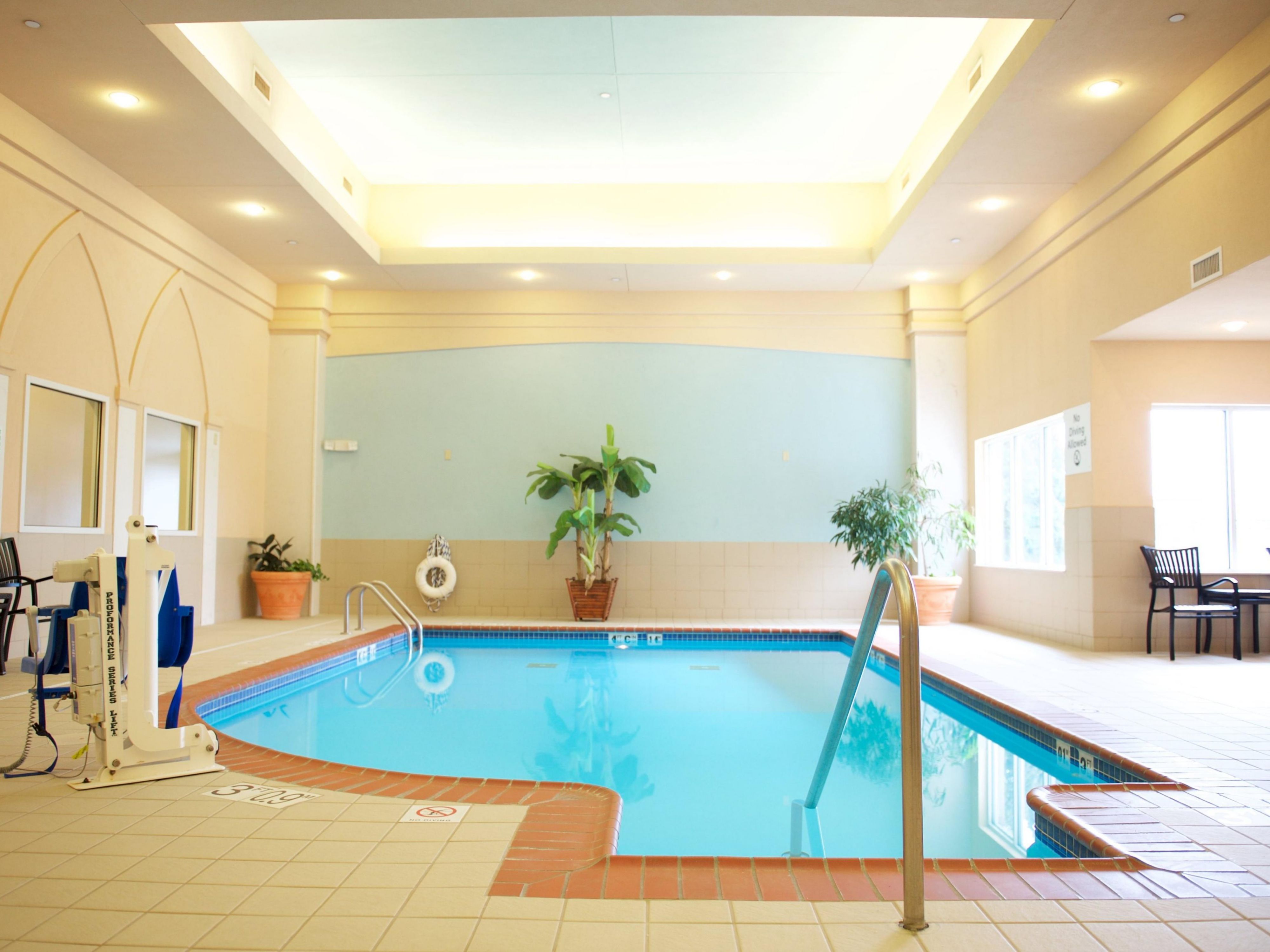 Take a break from your busy day at our hotel in Effingham, IL, with a refreshing swim or a soothing soak in the whirlpool. Open daily from 6 AM to midnight, our heated indoor pool is the perfect place to unwind, exercise, or enjoy family time—all in a clean, comfortable setting designed for year-round relaxation.