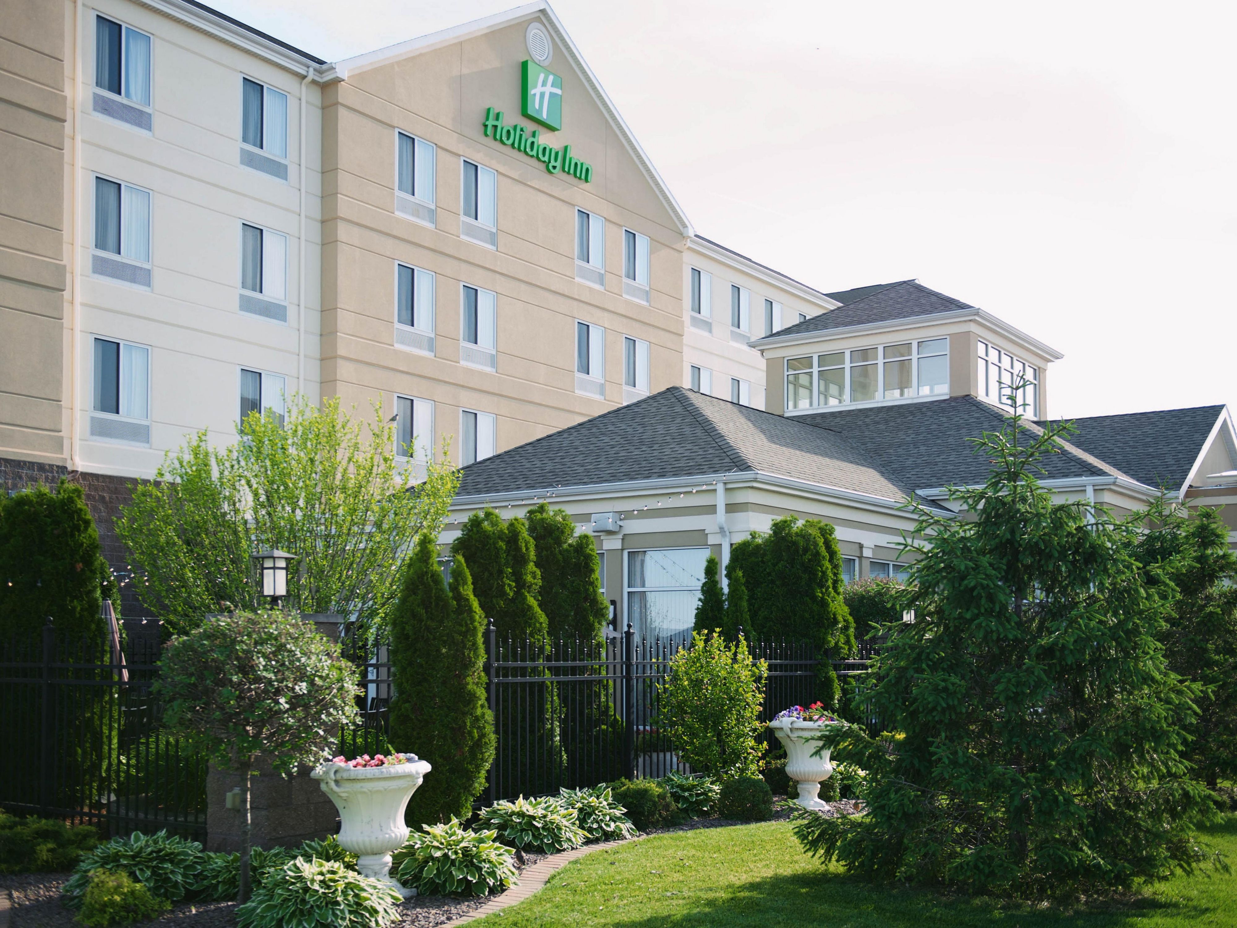 The Holiday Inn Effingham makes family travel simple and stress-free. Enjoy connecting rooms and kid-friendly amenities, plus free meals for children 12 and under at TK Grille. With our indoor pool, flexible accommodations, and access to Effingham’s top family-fun destinations, everyone can relax and enjoy the trip.