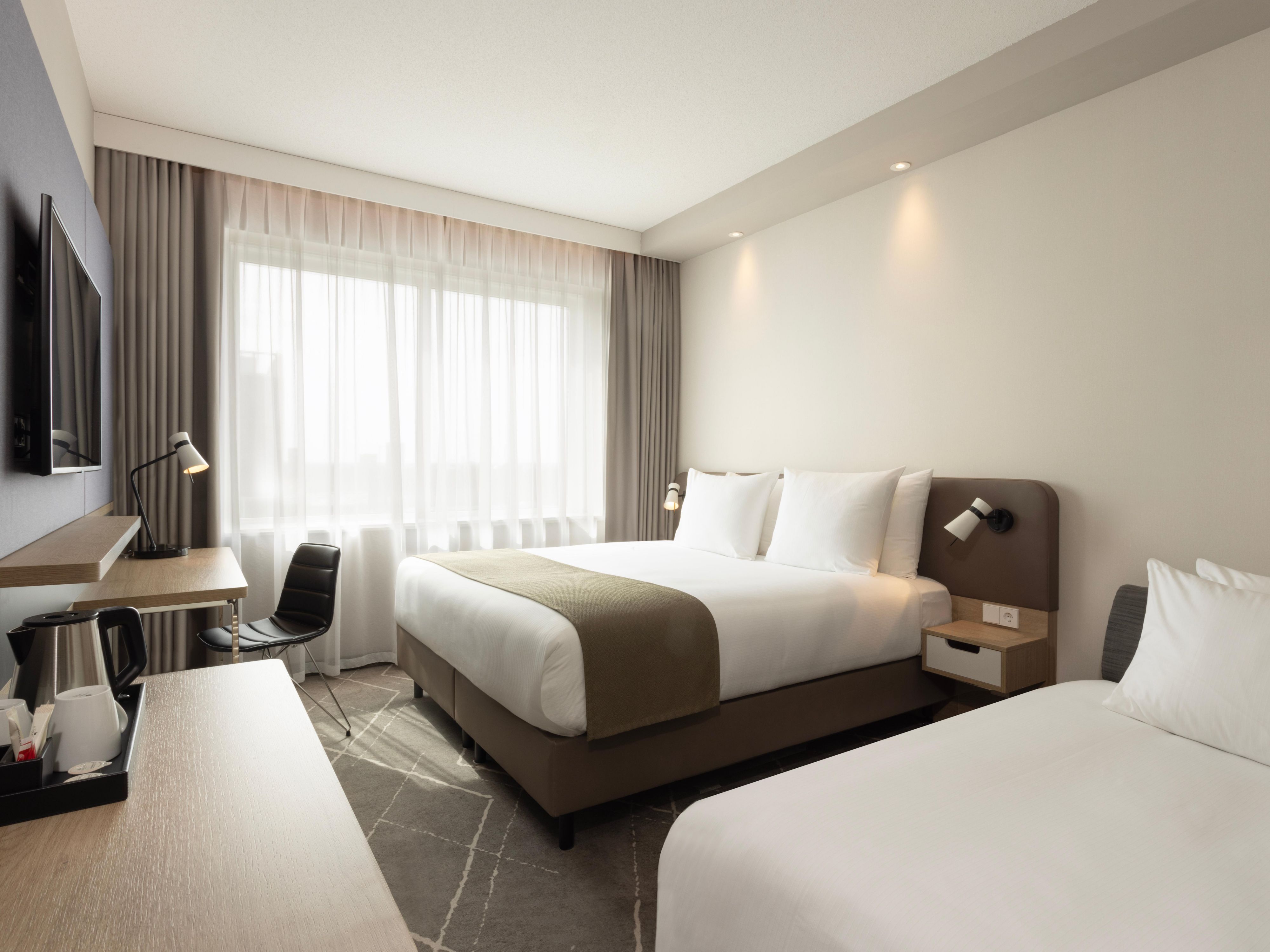 Enjoy a family getaway at the Holiday Inn Eindhoven Airport. Located near the airport and close to the city centre, our hotel offers comfortable rooms, an all-day dining restaurant, 24/7 fitness facilities, on-site parking and a “Kids Stay and Eat Free” program for a convenient and relaxing stay.