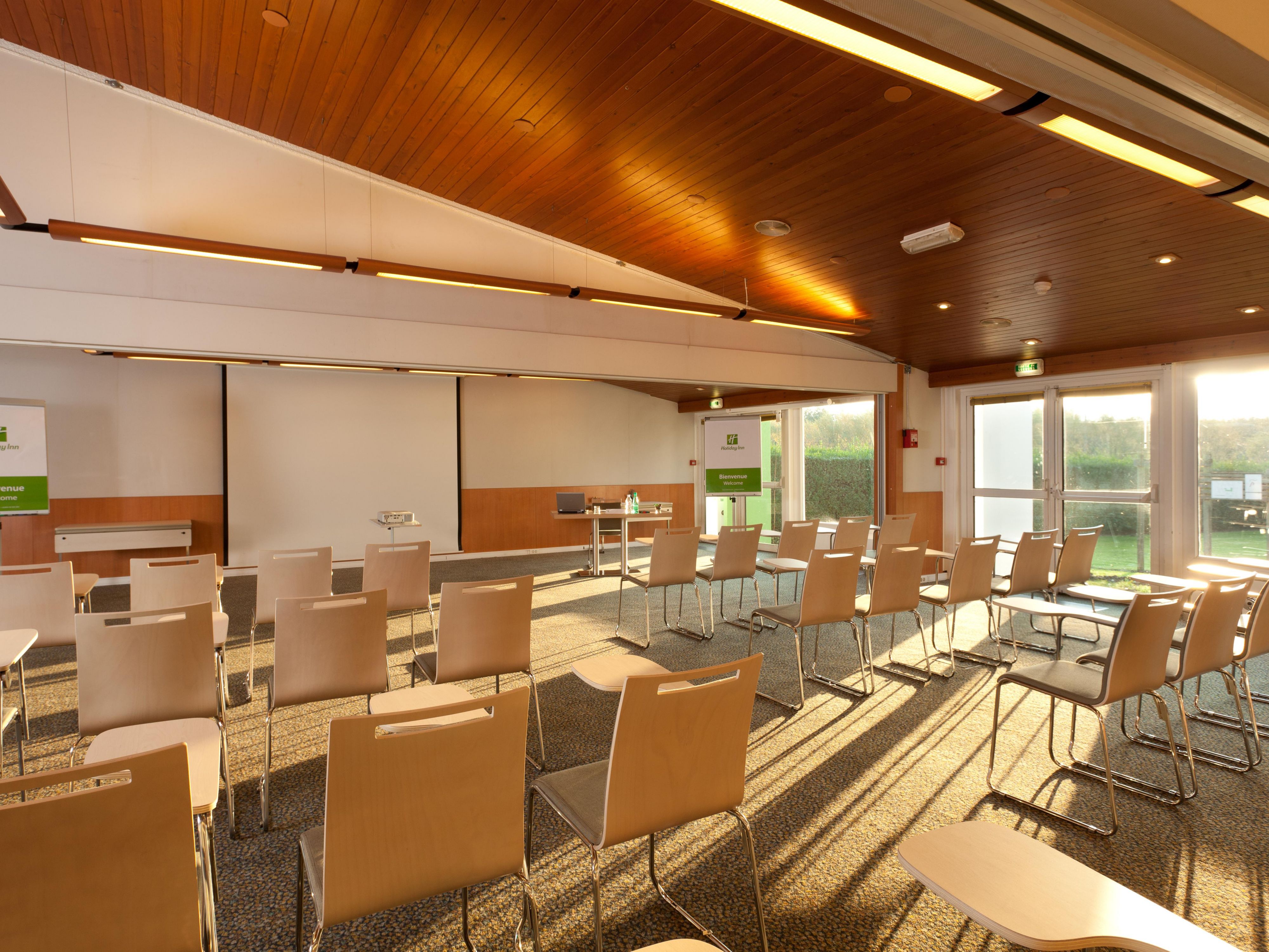 With 336 square meters of flexible meeting space we can host any type of board meeting, social function, seminar with personalized attention. Catering from "Le Jardin d'Englos" , our restaurant, is a tasty bonus.