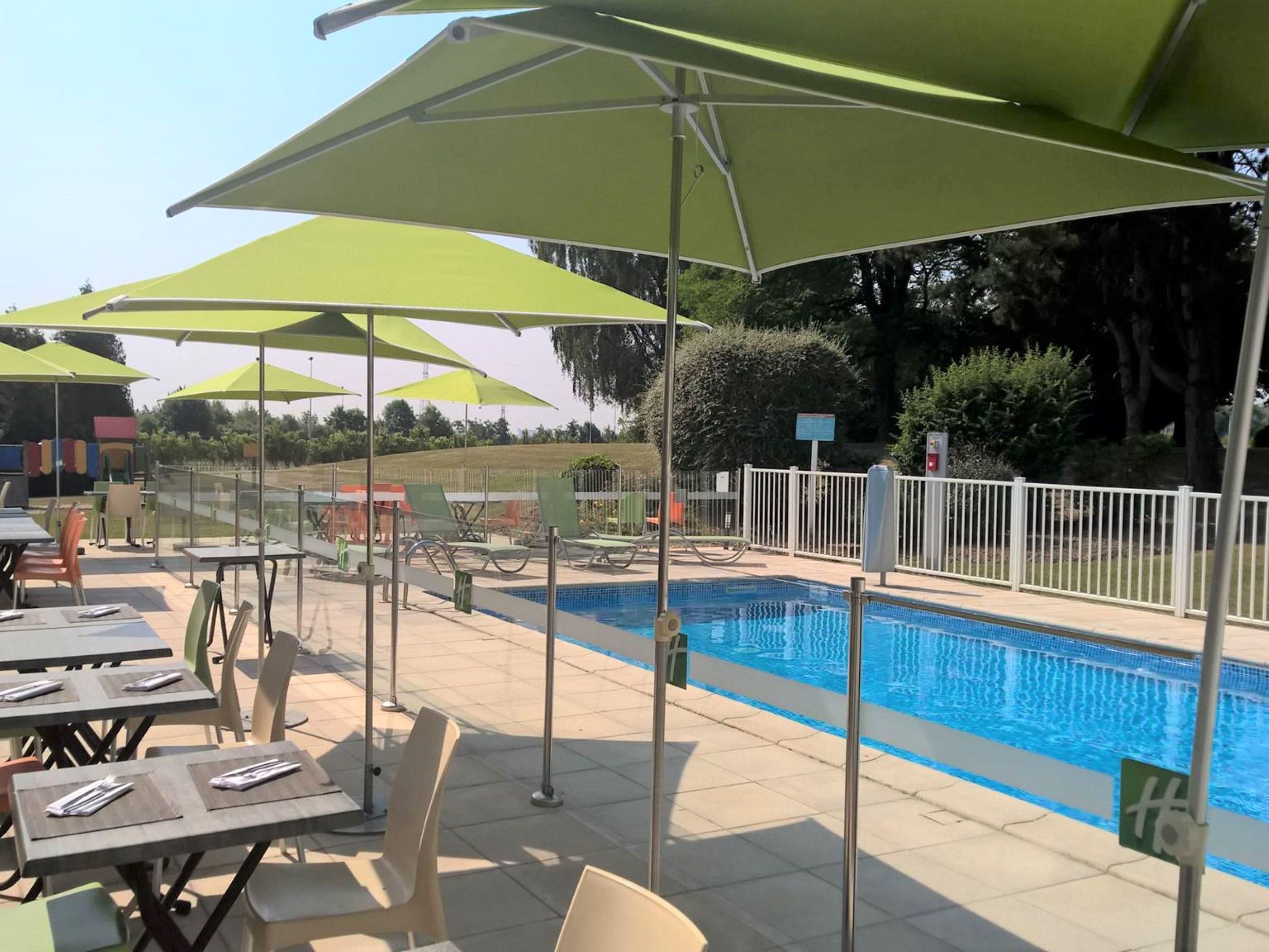 Savor tasty drinks in terrace, enjoy the sun and the outdoor swimming pool in a quiet park. Outdoor amusements for small and big children in a safe area.