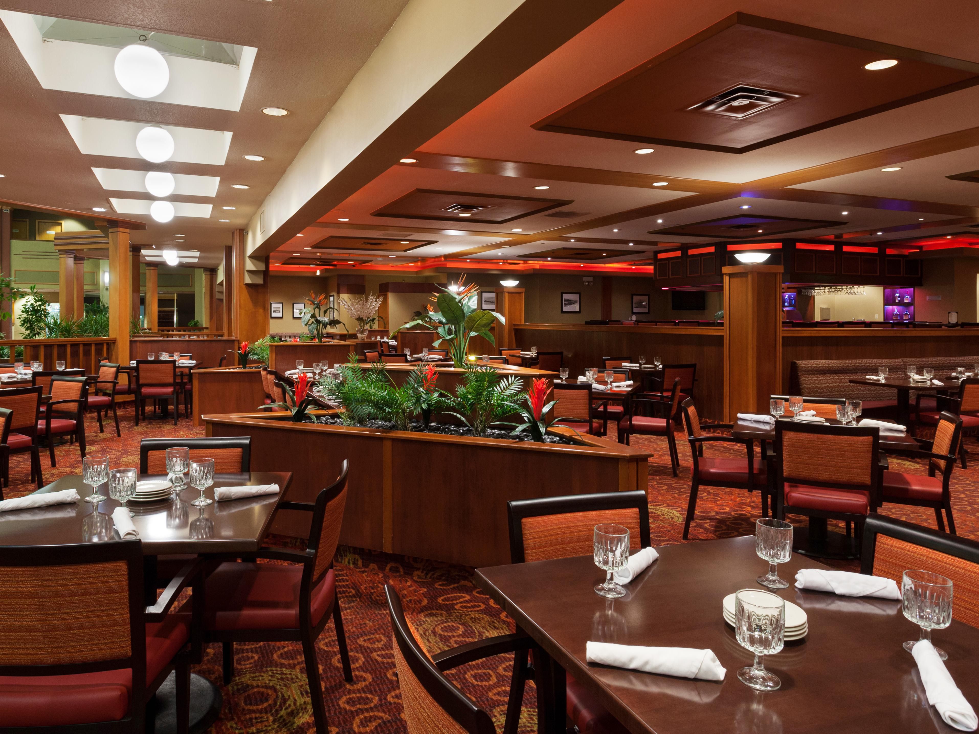 Our Holiday Inn Cincinnati Airport hotel's restaurant, McKenna's Restaurant & Bar, features succulent food options. You'll be sure to enjoy the delicious American cuisine, which is served for breakfast and dinner.