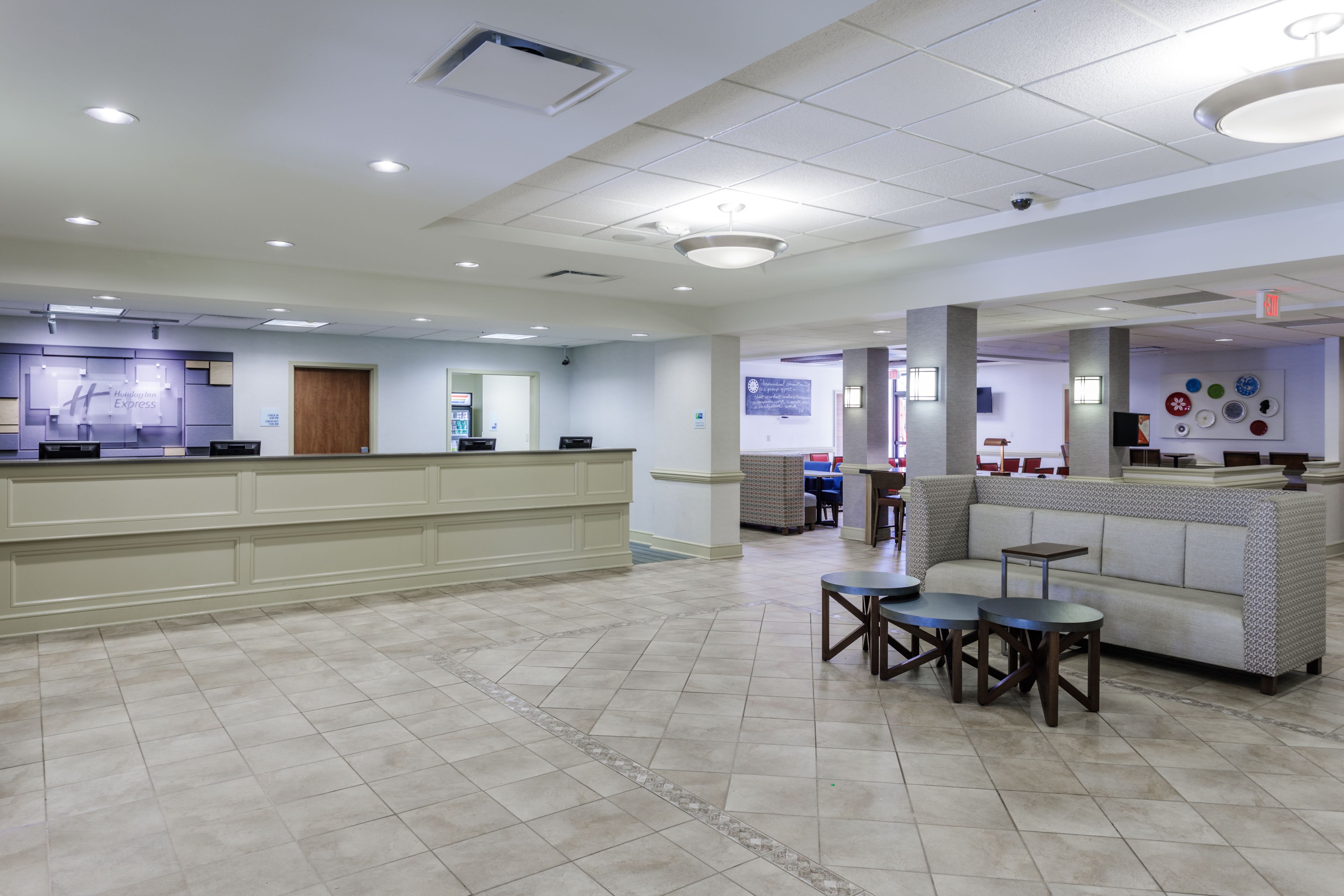 Holiday Inn Express Hotel Lobby 