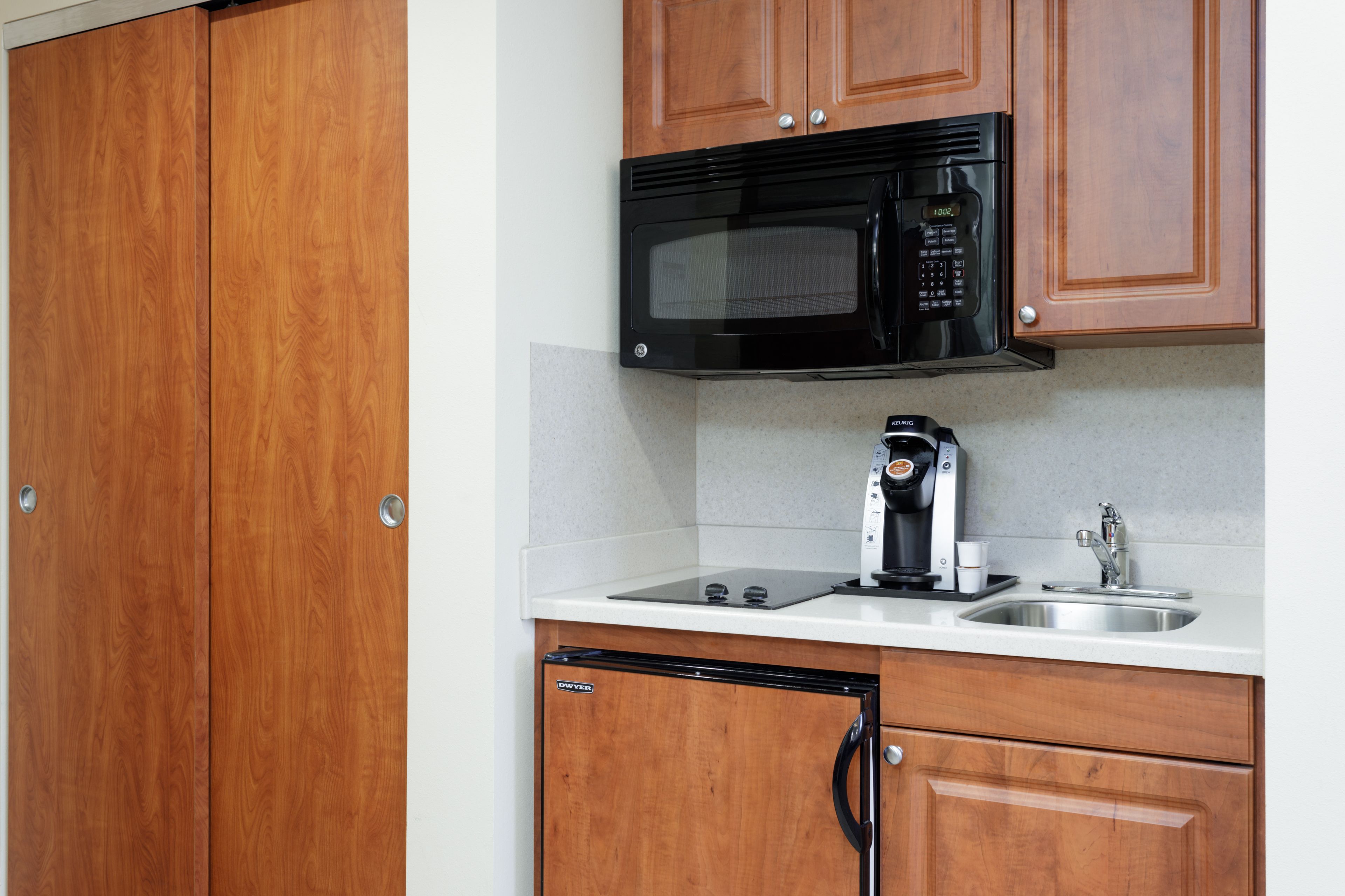 Holiday Inn Express Studio Kitchenette Guest Room 