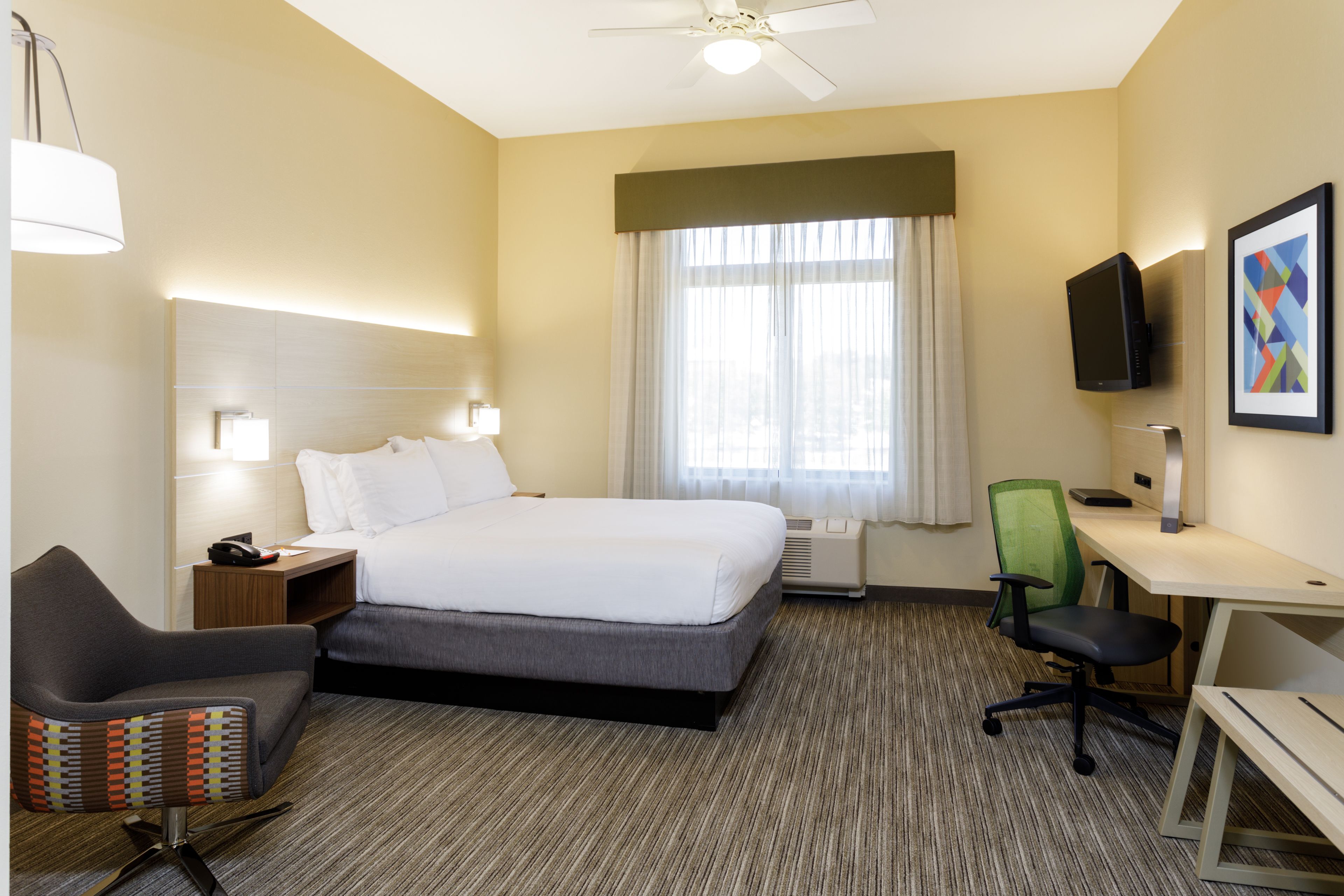 Holiday Inn Express Studio Guest Room 