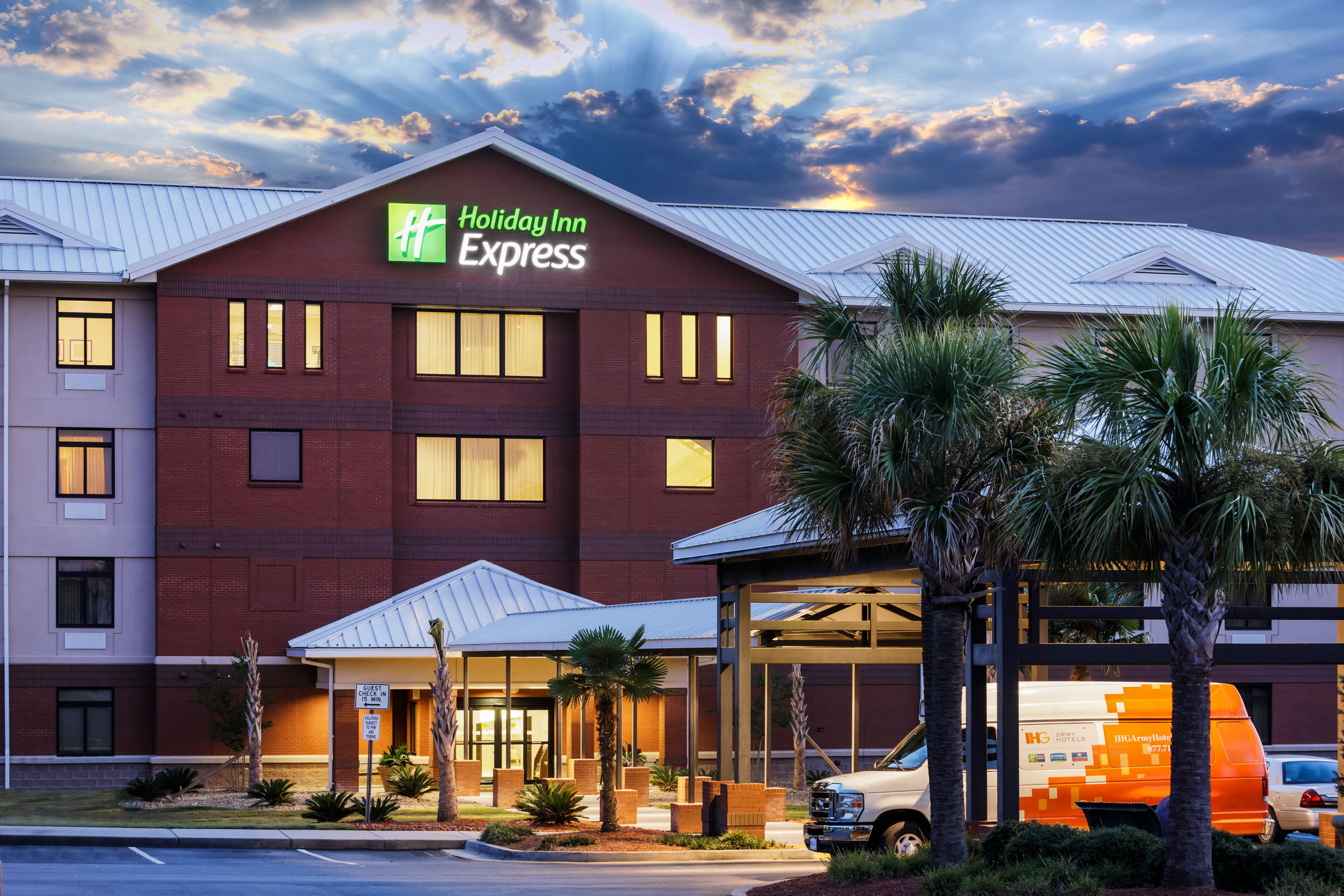 Holiday Inn Express Hotel Exterior 