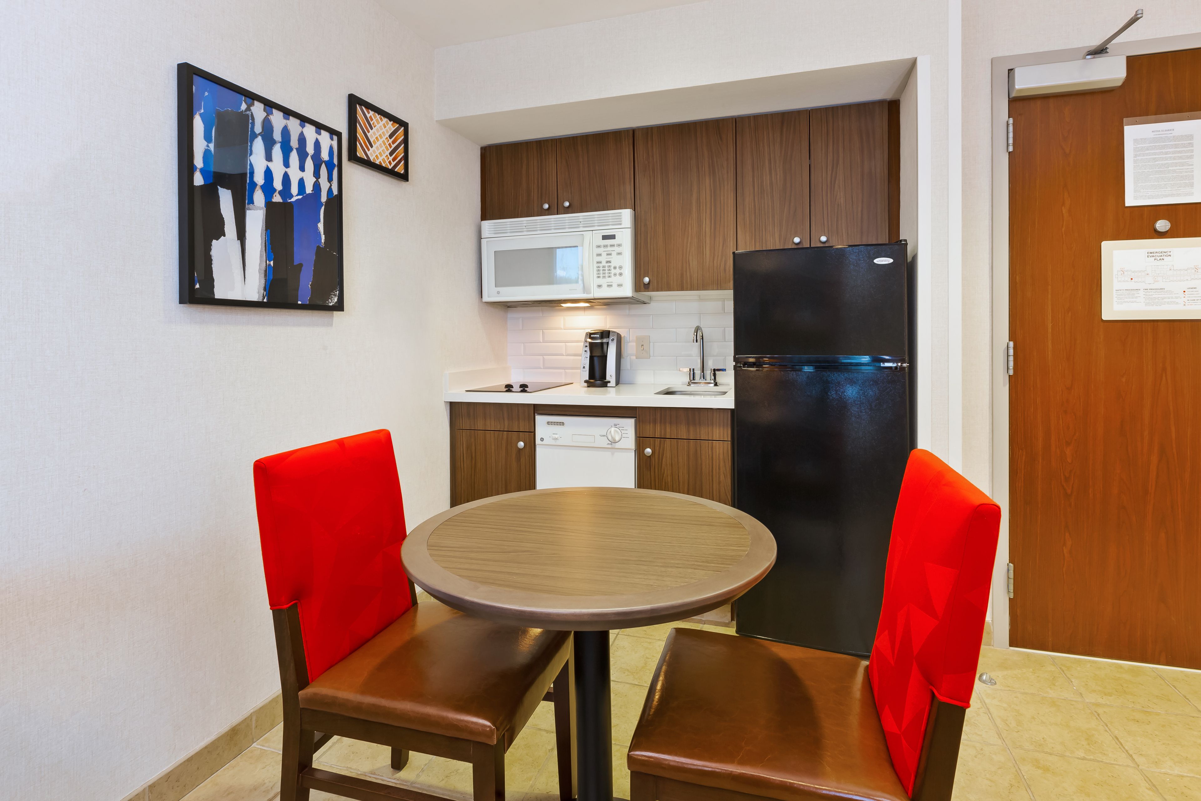 1 BD Suite Kitchenette 