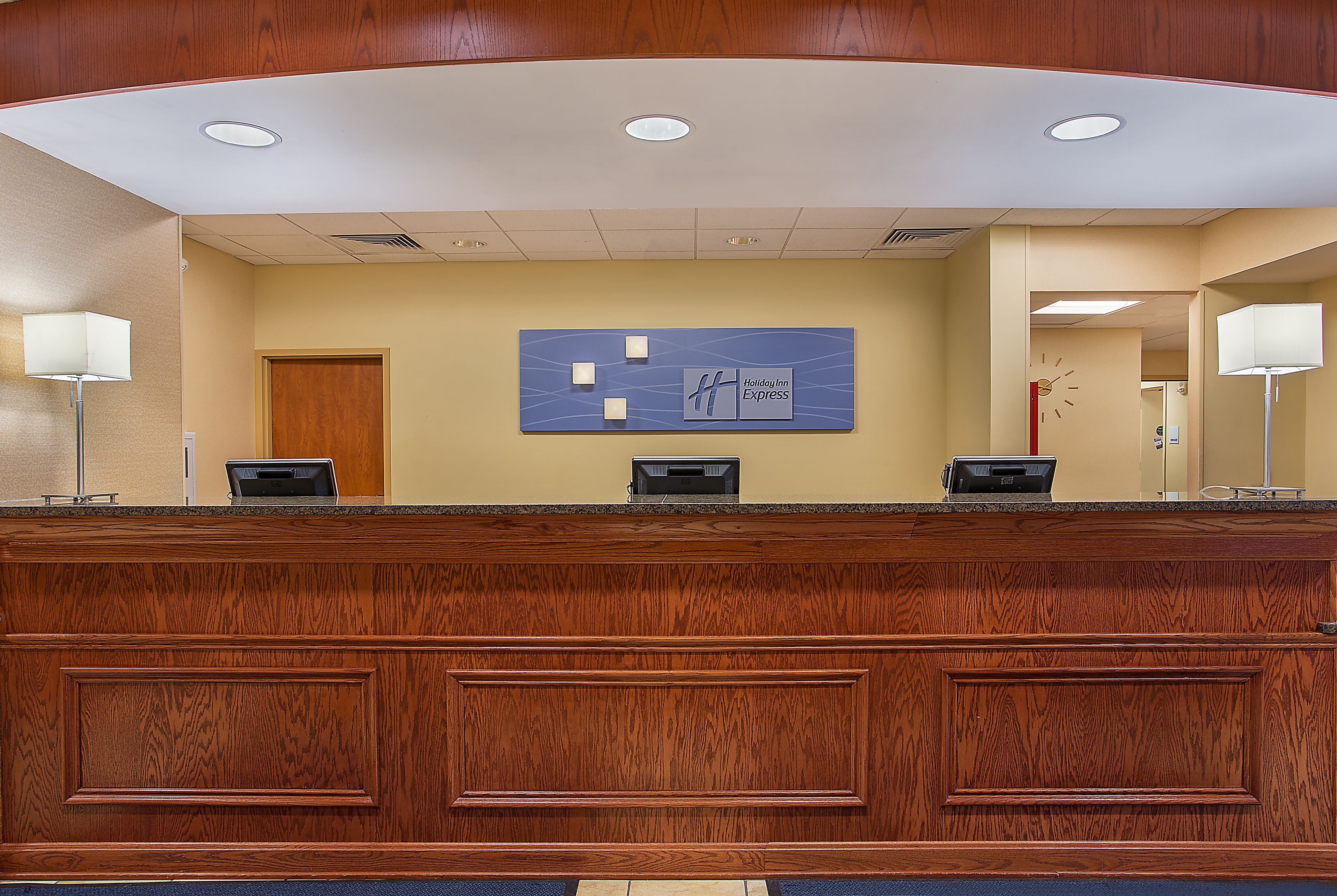 Holiday Inn Express - Newgarden Front Desk