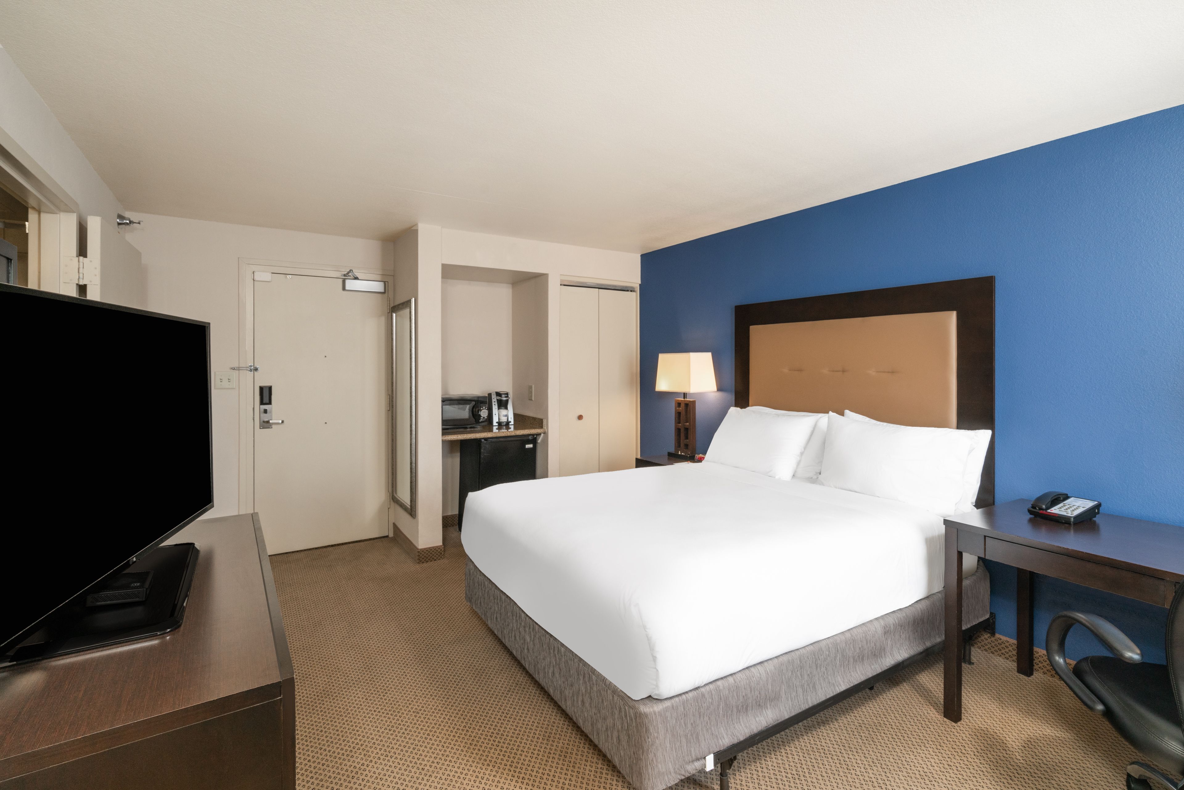 1 Queen Bed Accessible Roll in Shower Nonsmoking 