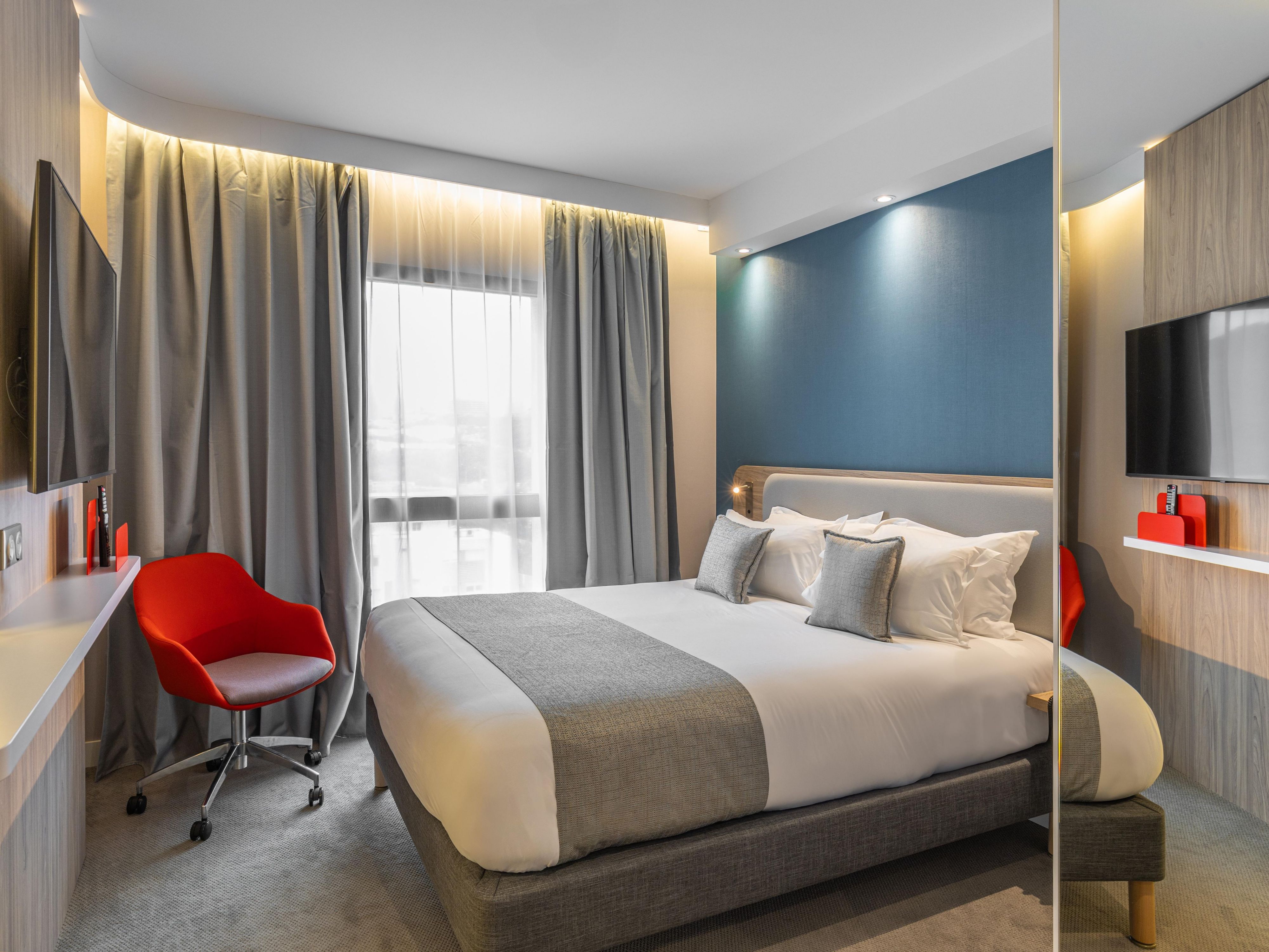 Holiday Inn Express Ajaccio offers 71 newly-decorated rooms in soothing tones with blonde-wood accents and touches of red. Each room includes air-conditioning, power showers, and high-quality beds. Our suites feature a sofa bed and balcony. For booking two interconnecting rooms, please contact the hotel directly.