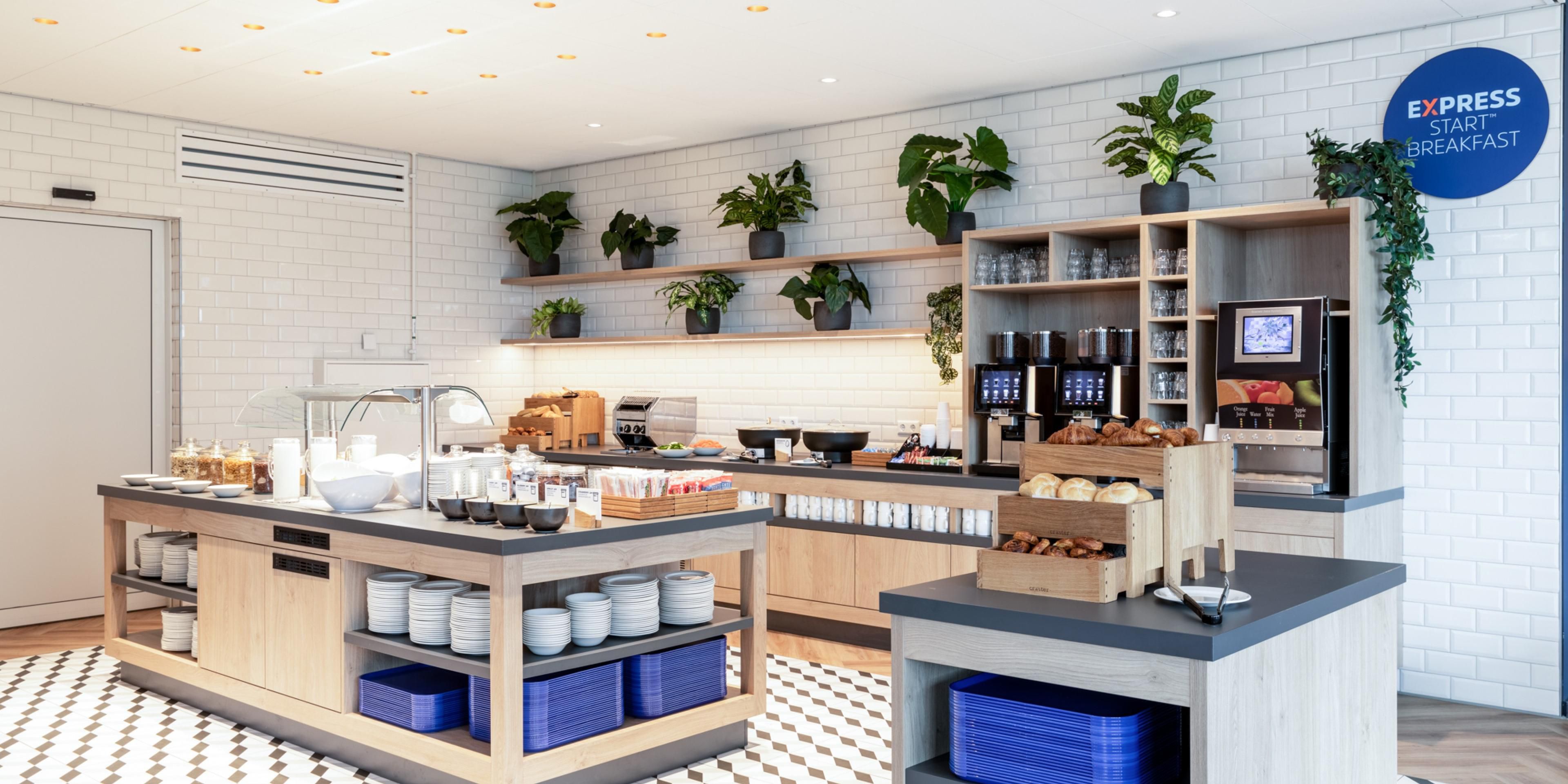 Ons dagelijks ontbijtbuffet is klaar voor u! We serveren het ontbijt inclusief voor al onze gasten.