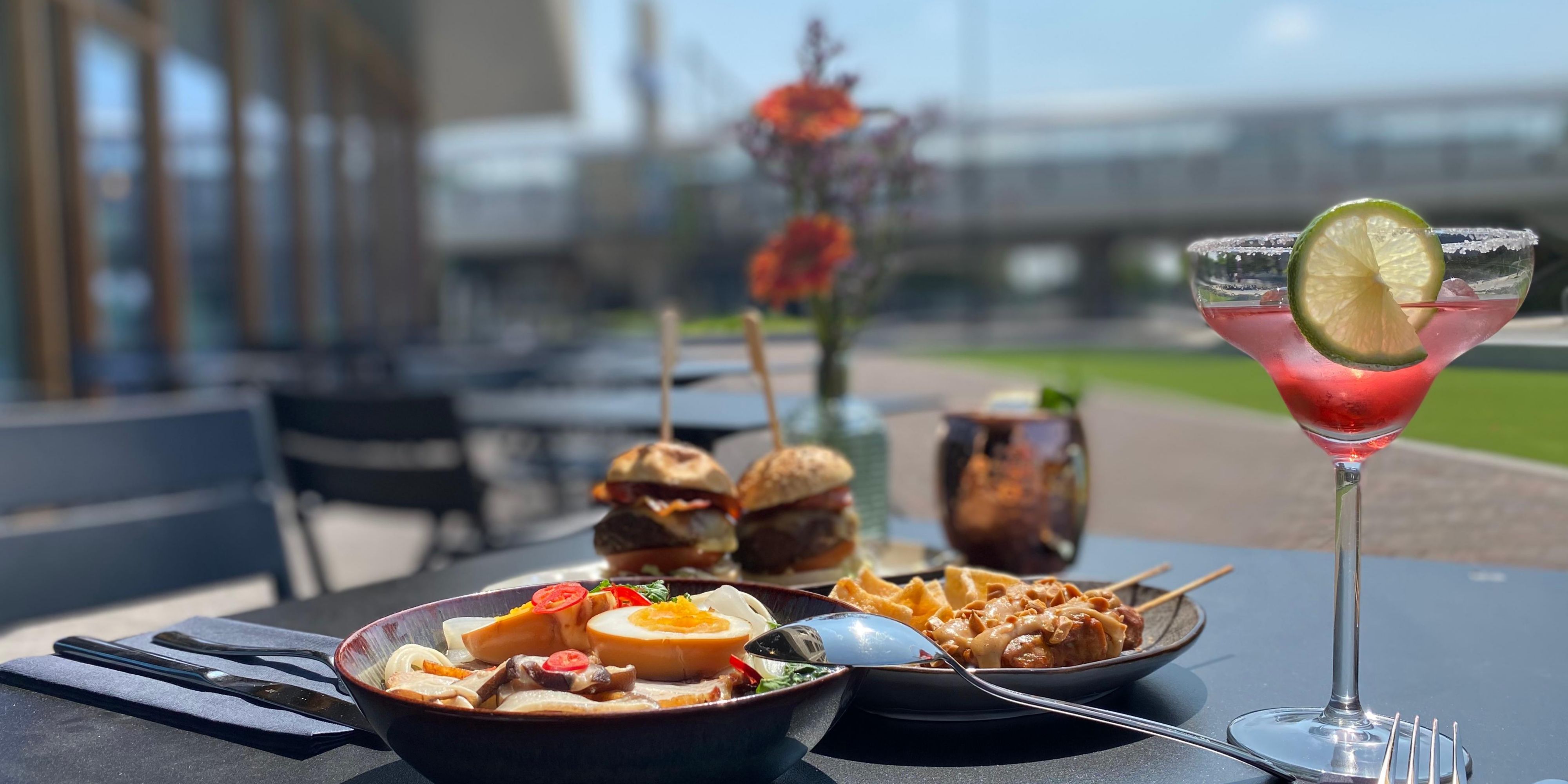 Zonnig terras op het Zuiden! Geniet van een koud drankje of borrelhapjes en relax!