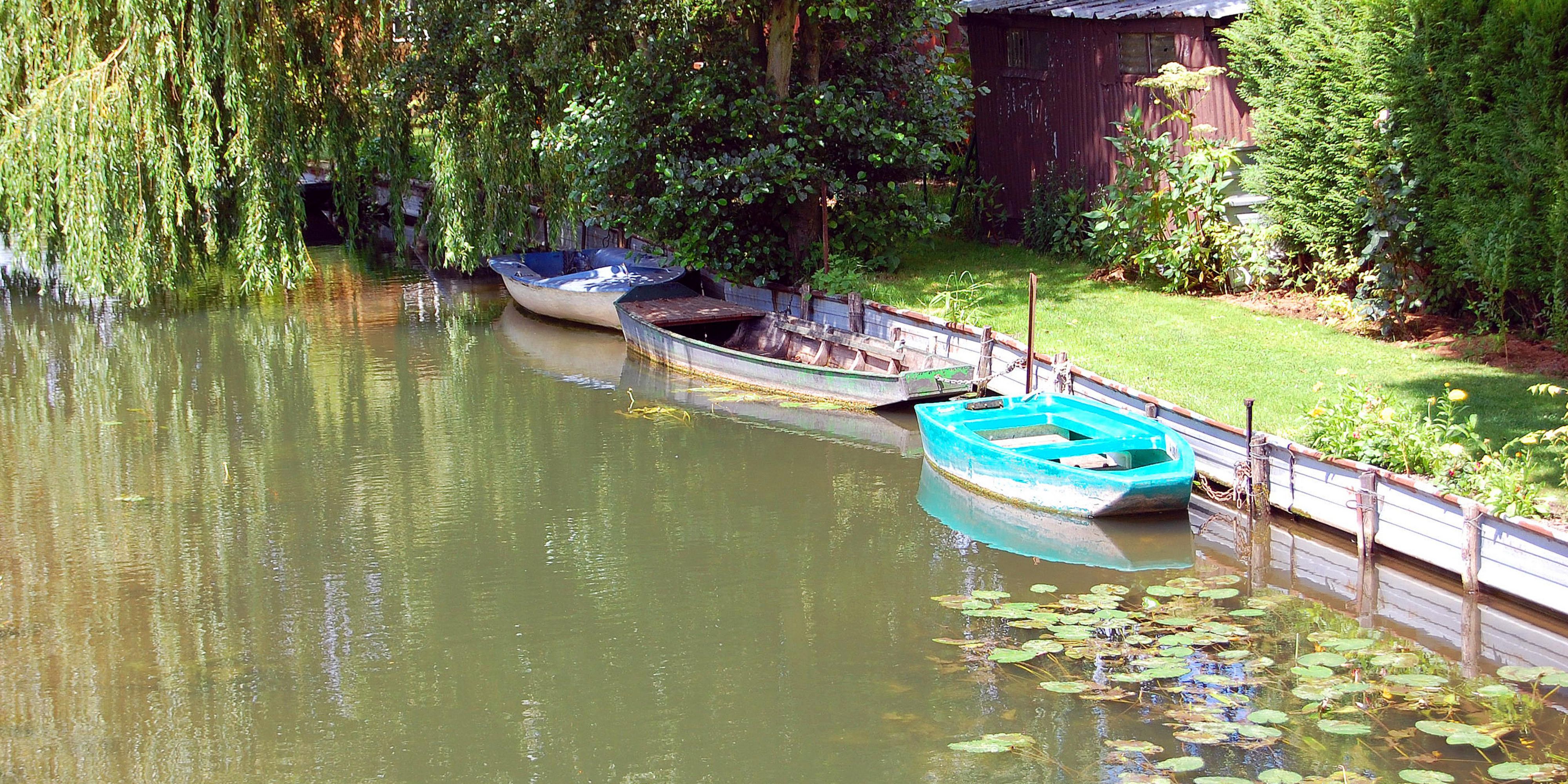 Découvrez pourquoi on surnomme Amiens la petite Venise du Nord! À quelques centaines de mètres de notre hôtel, les hortillonnages d'Amiens sont un ensemble de jardins flottants sur un dédale de 65 km de canaux, au cœur de la cité amiénoise. Un site unique au monde à visiter en barque ou à pied!