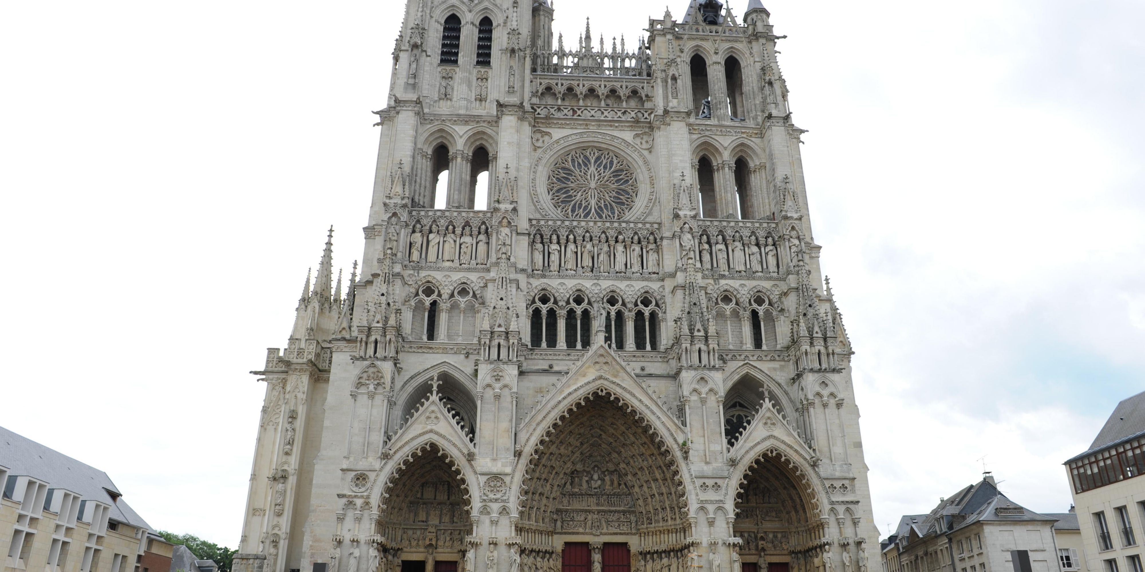 Doublement inscrite au Patrimoine mondial de l'UNESCO. Véritable prouesse technique, la cathédrale Notre-Dame d'Amiens témoigne d'une grande harmonie architecturale. 
Construite de 1220 à 1288, ses dimensions en font un des plus vastes édifices gothiques jamais élevés et Sa statuaire est aussi remarquable que son architecture.