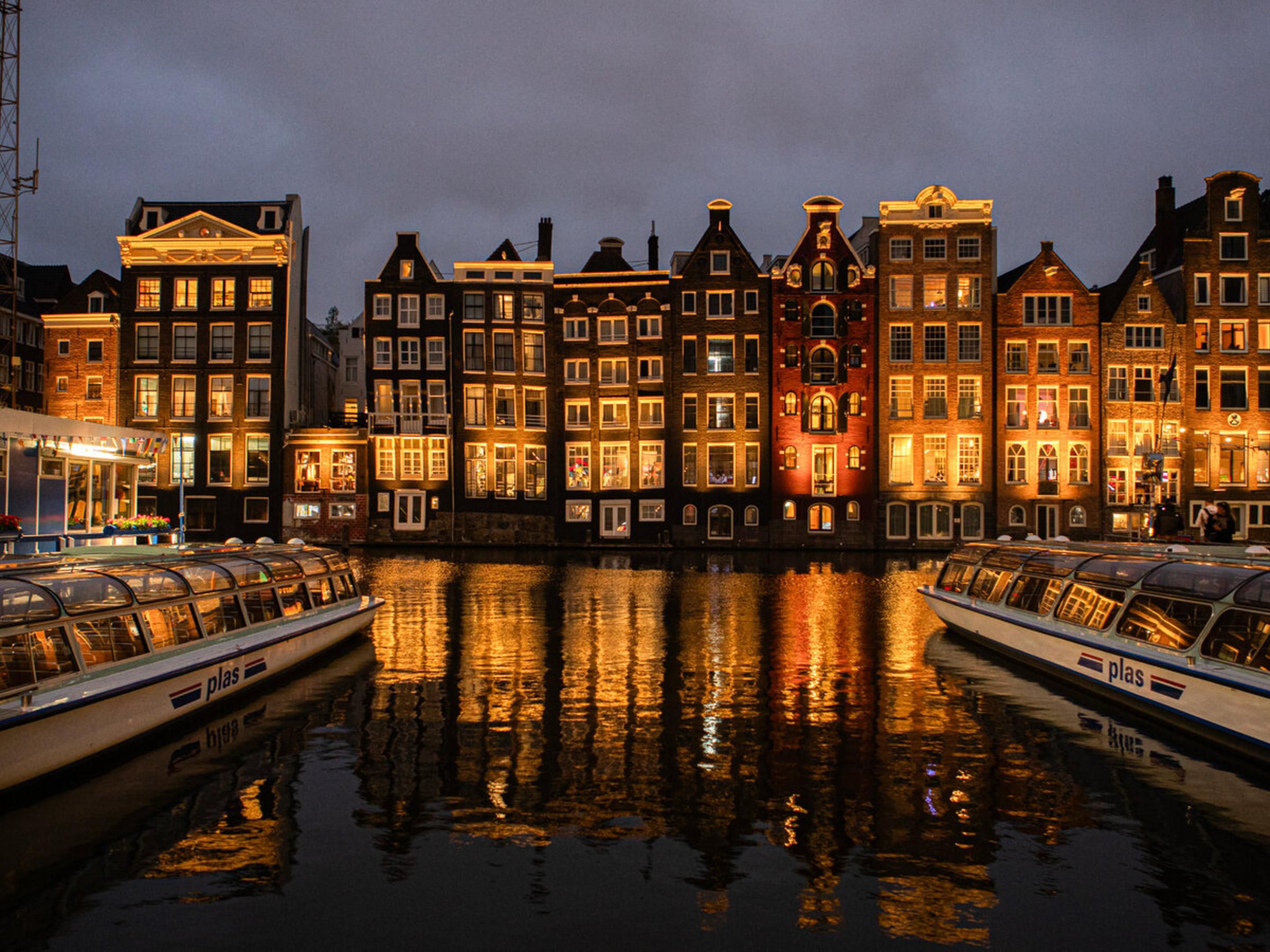 Amsterdam is almost 750 years old! From now on, we will celebrate our city for a whole year, until the birthday on October 27, 2025. Throughout the year, there are various events such as the Opening Concert in the Ziggo Dome and the Party on the Ring A10 highway – there is something for everyone. This is the perfect time to visit Amsterdam!