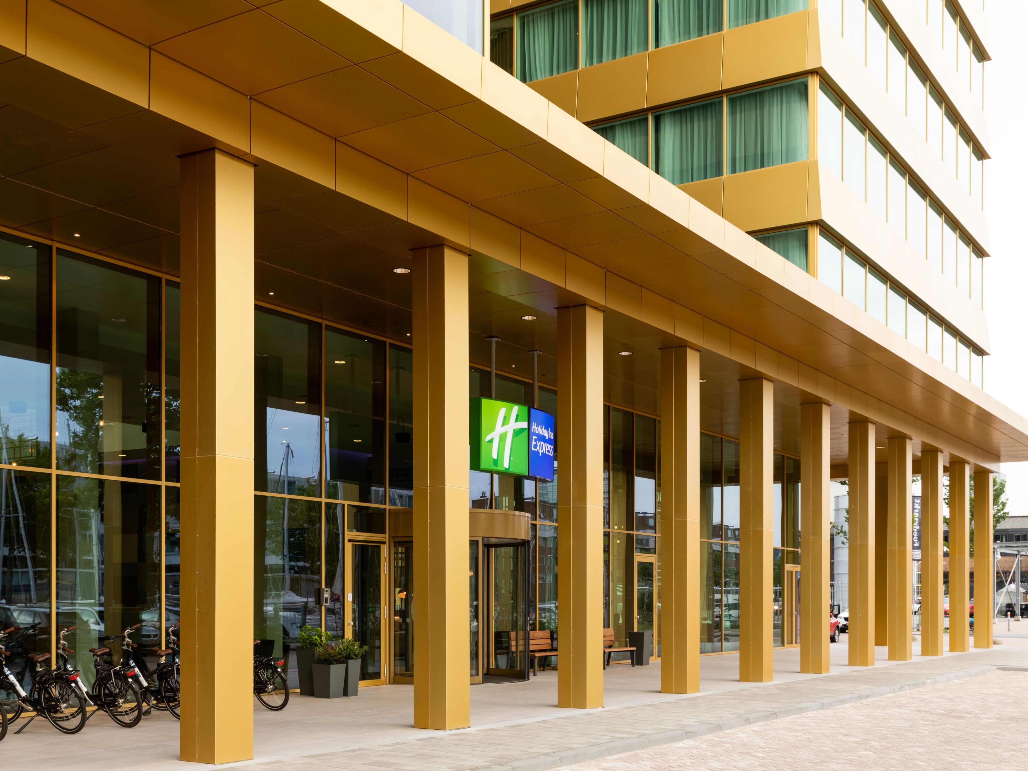 Travel like a local whilst staying at Holiday Inn Express Amsterdam - North Riverside. Our 30 hotel bikes are available upon request from reception but to guarantee availability, please reserve in advance through the email below. The cost of bike hire is €13 for 3 hours or €18 for 24 hours.