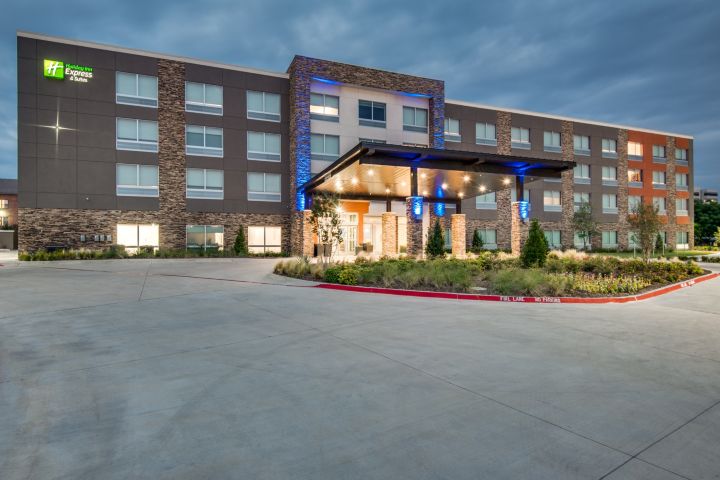 Holiday Inn Express & Suites Dallas North - A