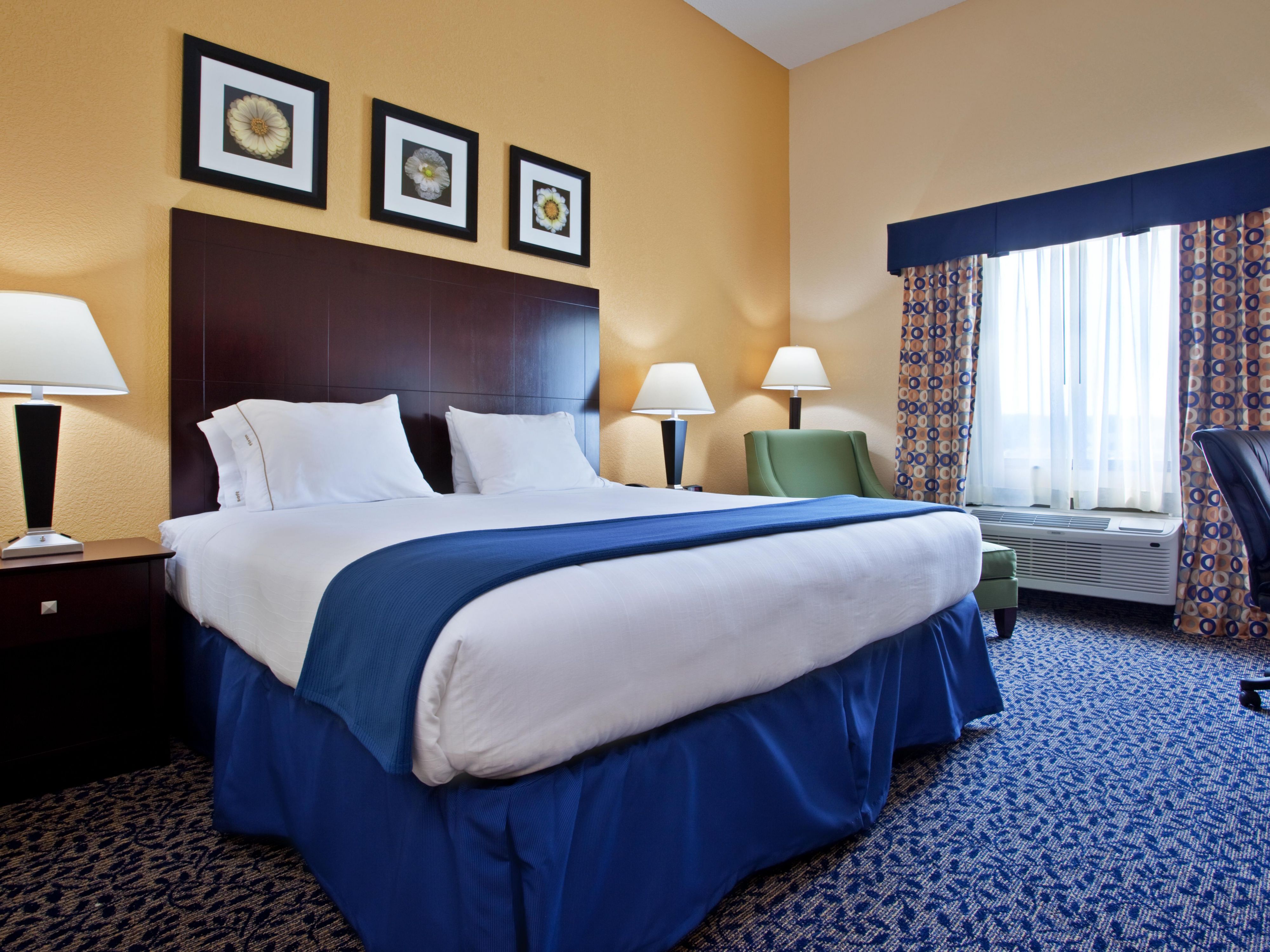 Holiday Inn Express & Suites Akron Regional Airport Area - hotel rooms