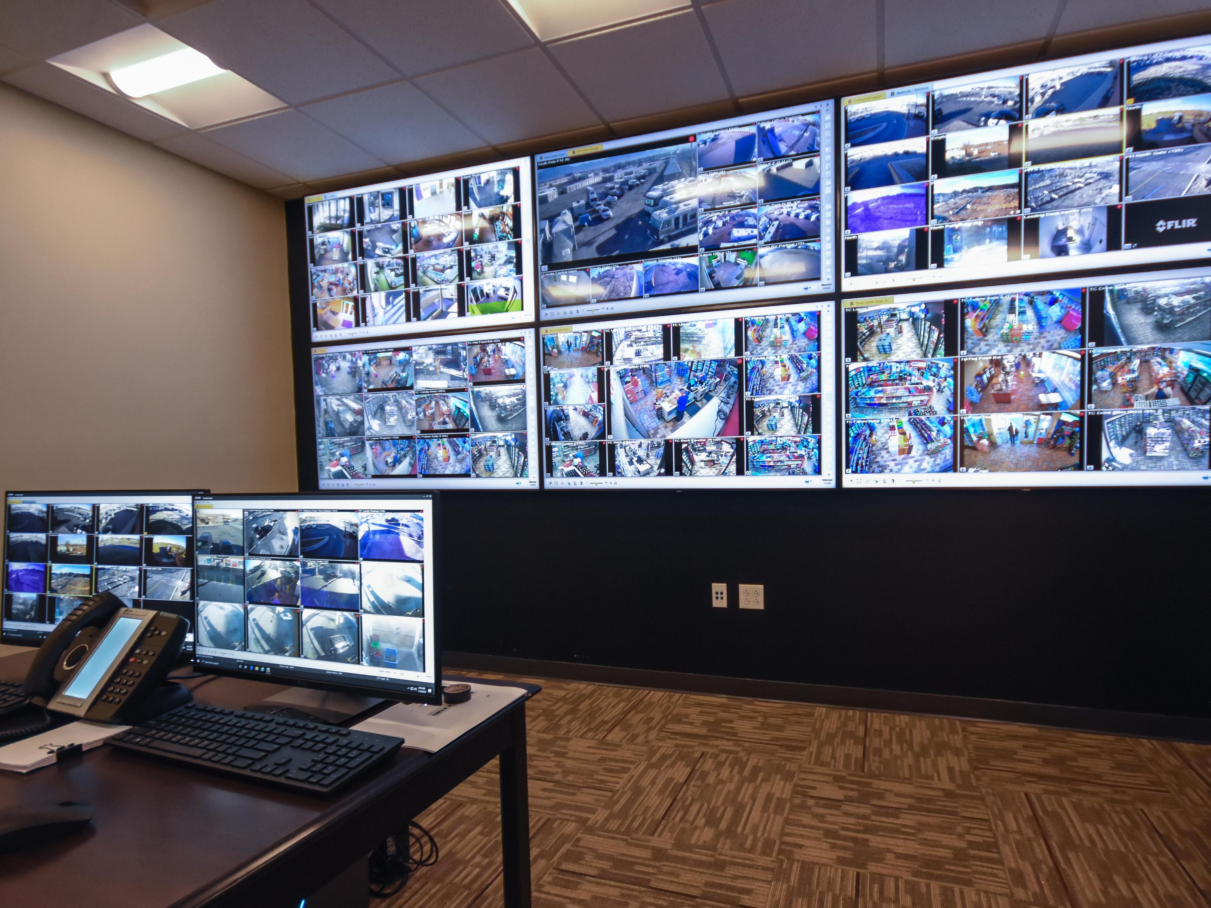 Además de nuestras patrullas de seguridad profesionales en vivo, nuestro centro de comando de seguridad 24/7 está equipado con un poderoso sistema de videovigilancia y está ubicado junto al hotel y al área del parque en el centro del campus de casi 80acres. Garantiza la seguridad pública en todo el vasto complejo cultural, de entretenimiento y de oficinas.