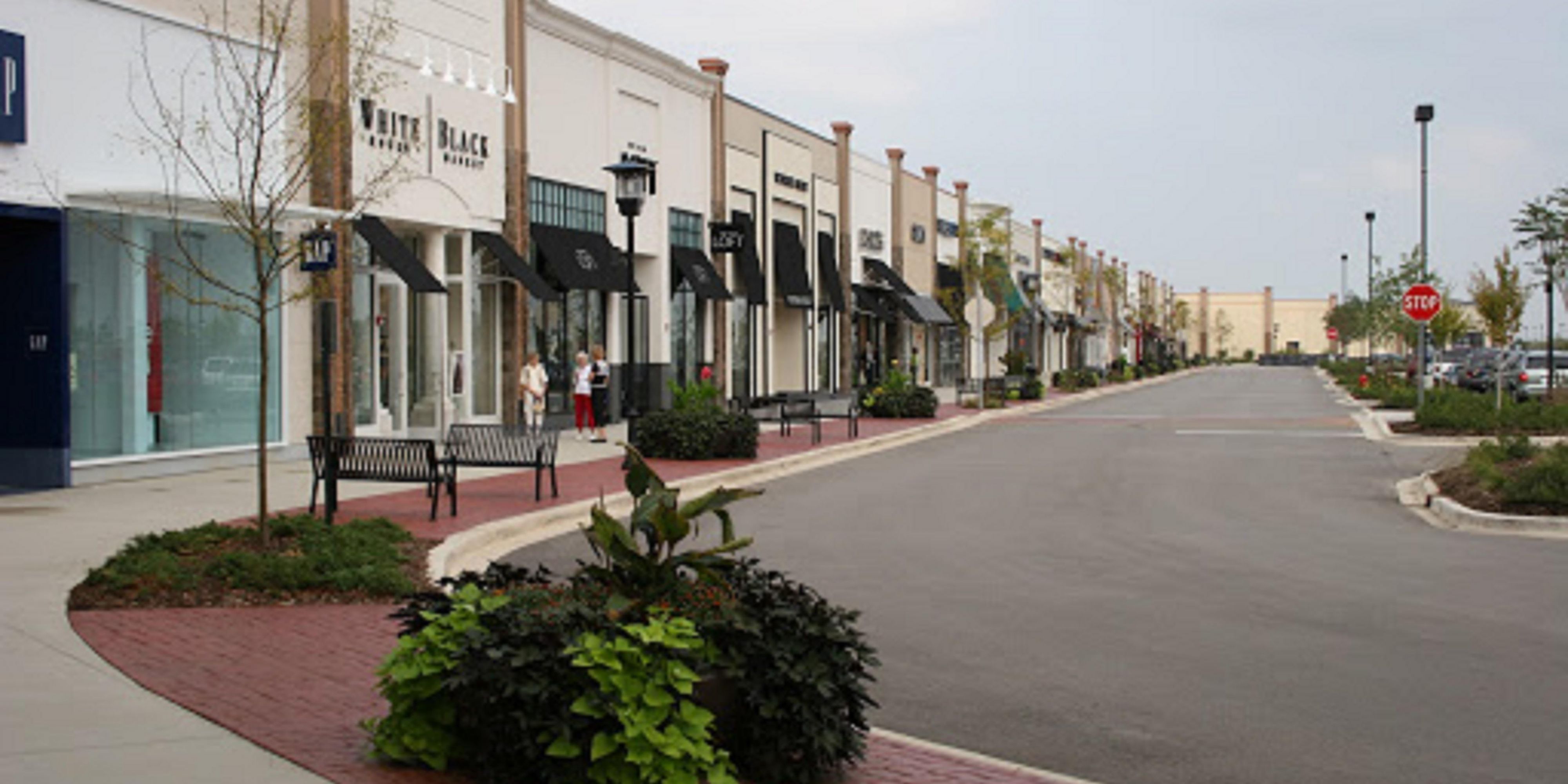 Algonquin Commons is an outdoor shopping mall, or lifestyle center, located along Randall Road in Algonquin, Illinois, a northwest suburb of Chicago. The center includes over 50 retailers and restaurants and 600,000 total square feet.  