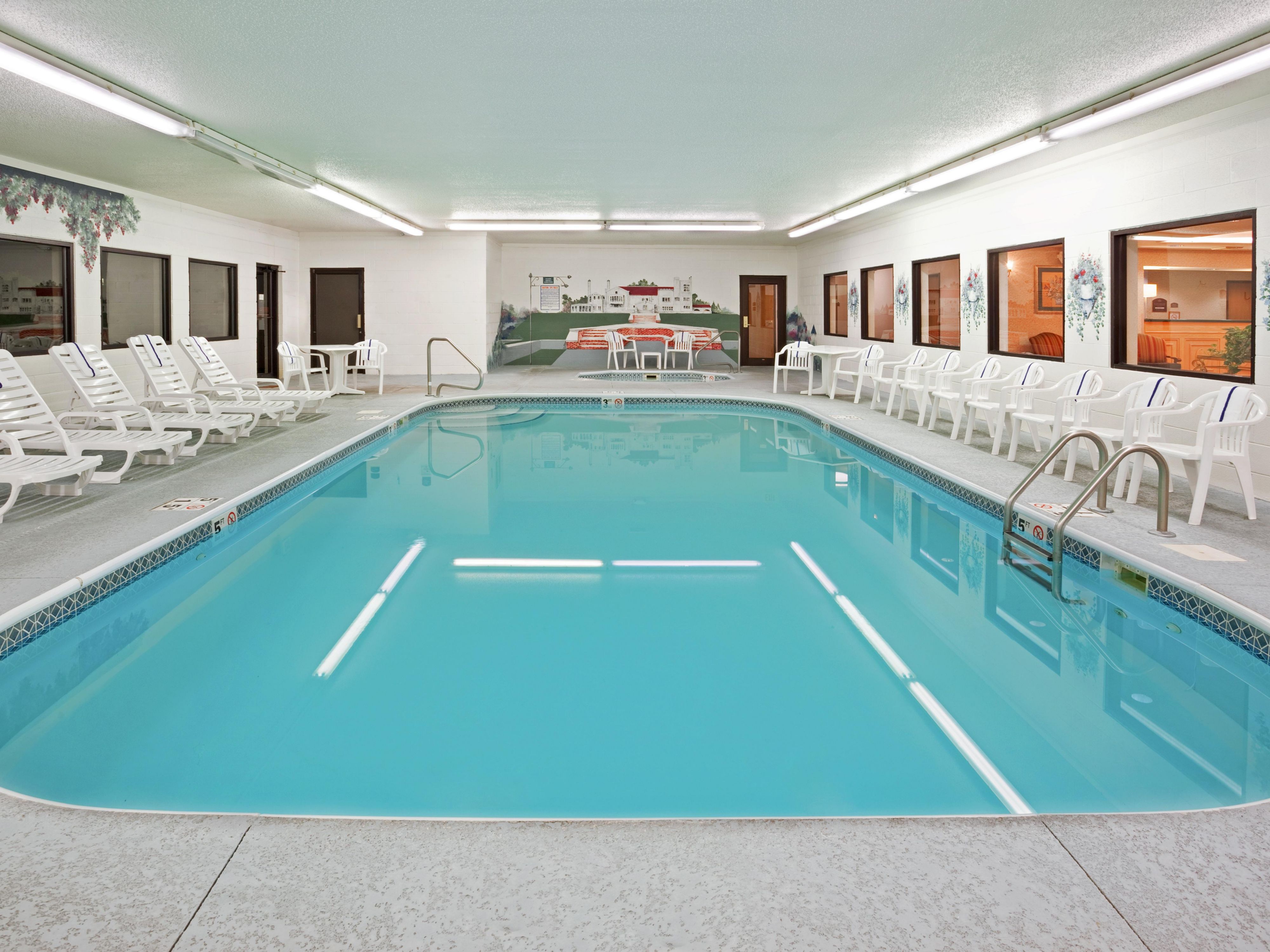 Berenanglah di pagi atau sore hari di Kolam Renang indoor kami