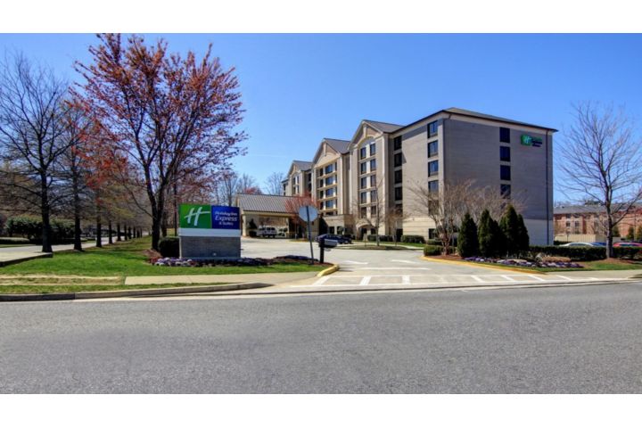 Holiday Inn Express & Suites Alpharetta - Win