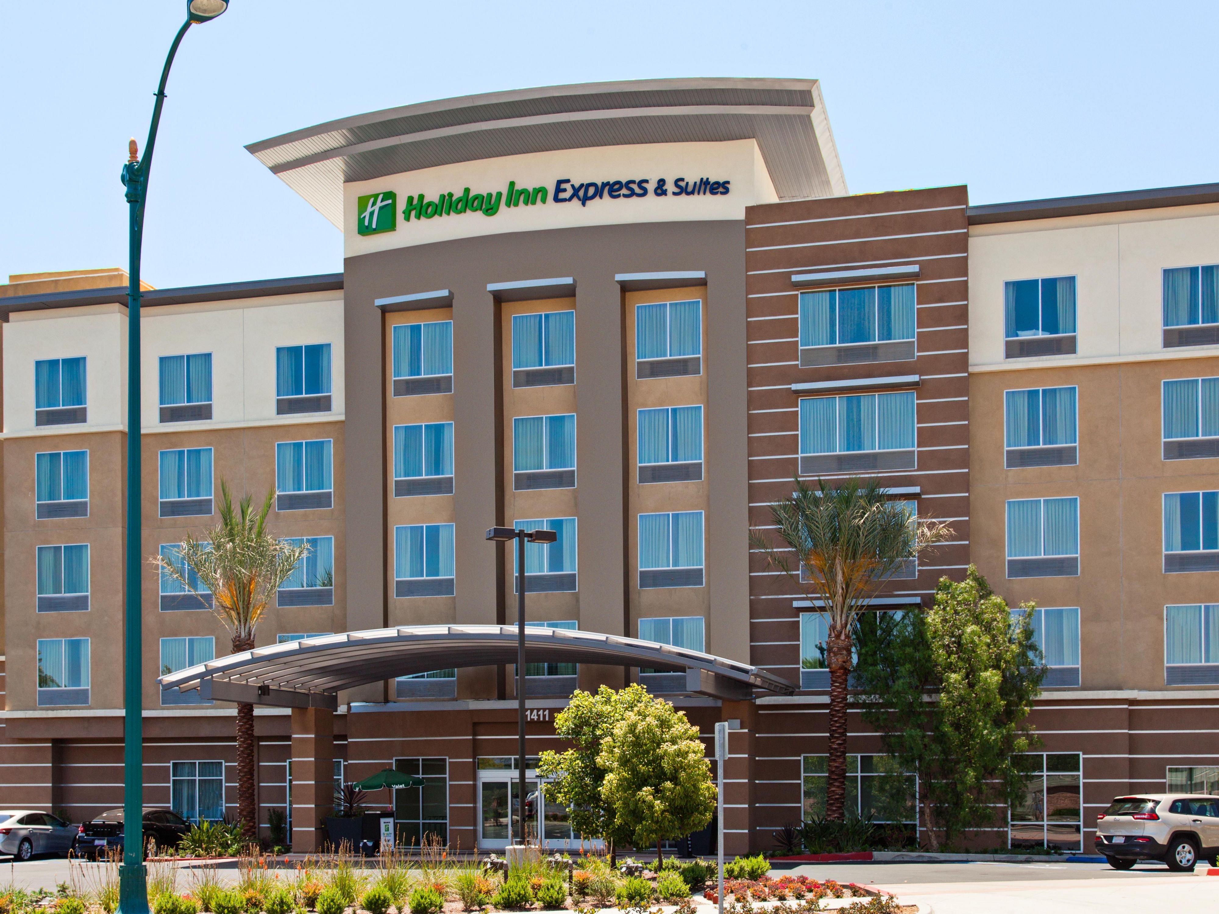 Hotel Near Disneyland In Anaheim Ca Holiday Inn Express And Suites Anaheim Resort Area 9796