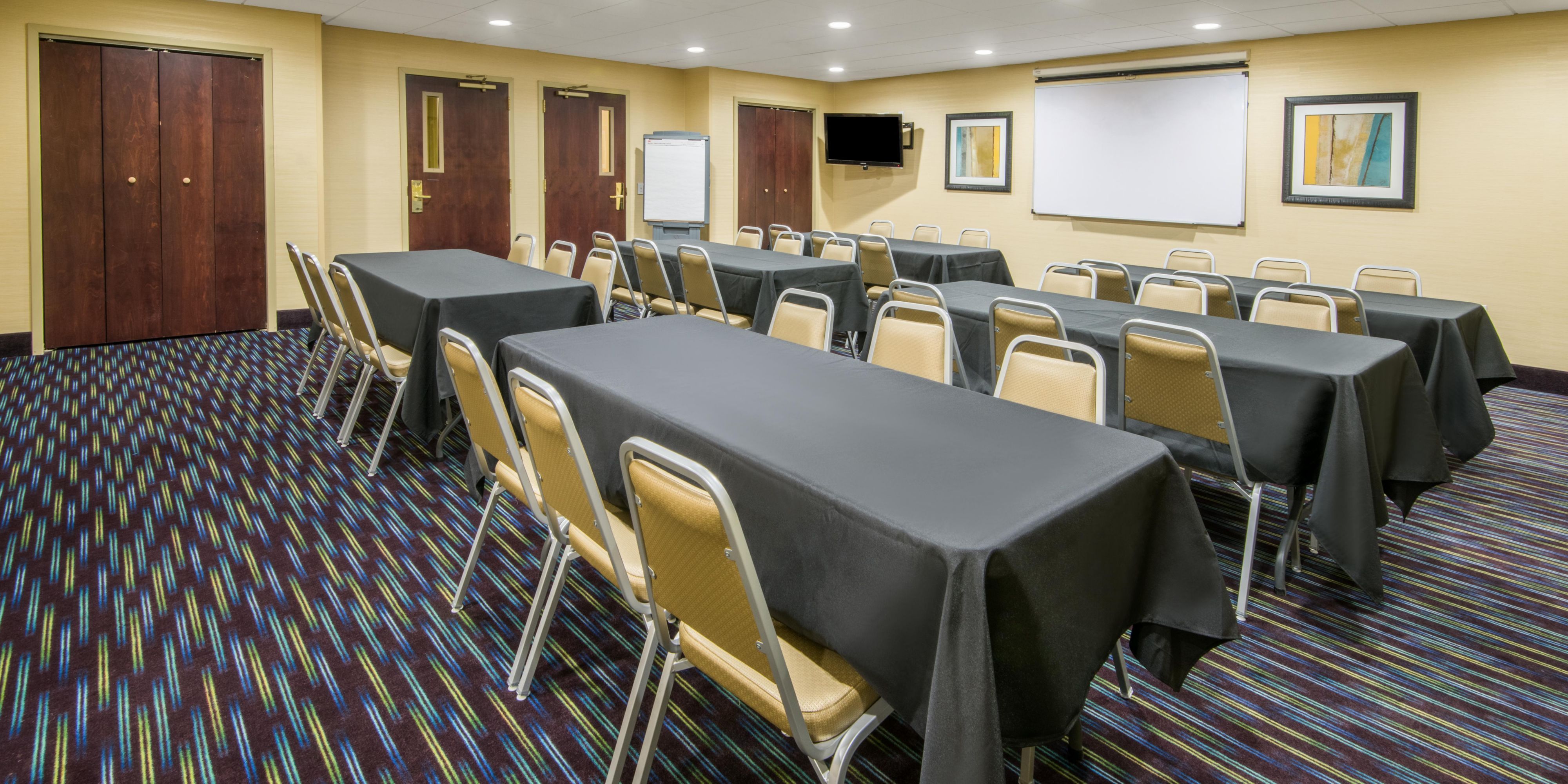 Small meetings play a vital role in the success of many organizations. Are you planning a small corporate meeting, board retreat or brainstorming session? Our 625 square feet meeting room is sure to lead to big ideas! 

