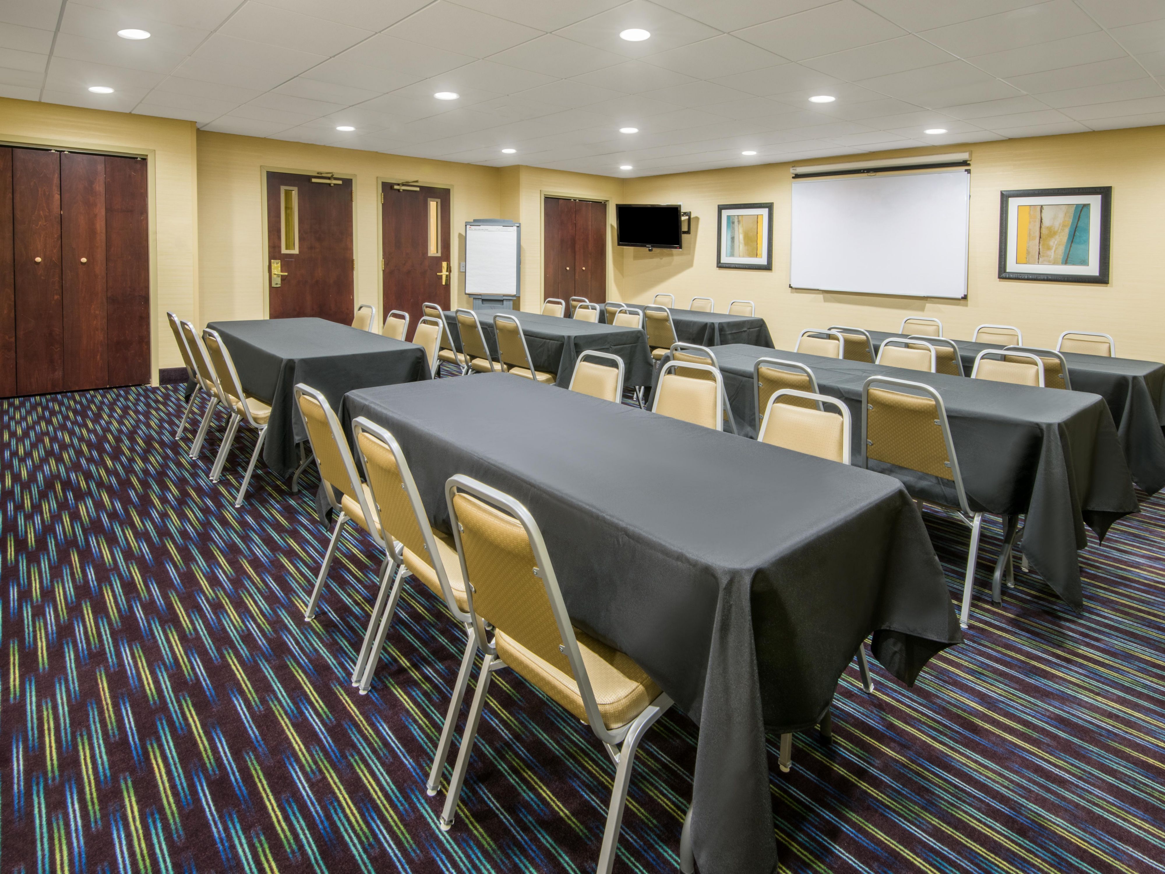 Small meetings play a vital role in the success of many organizations. Are you planning a small corporate meeting, board retreat or brainstorming session? Our 625 square feet meeting room is sure to lead to big ideas! 

