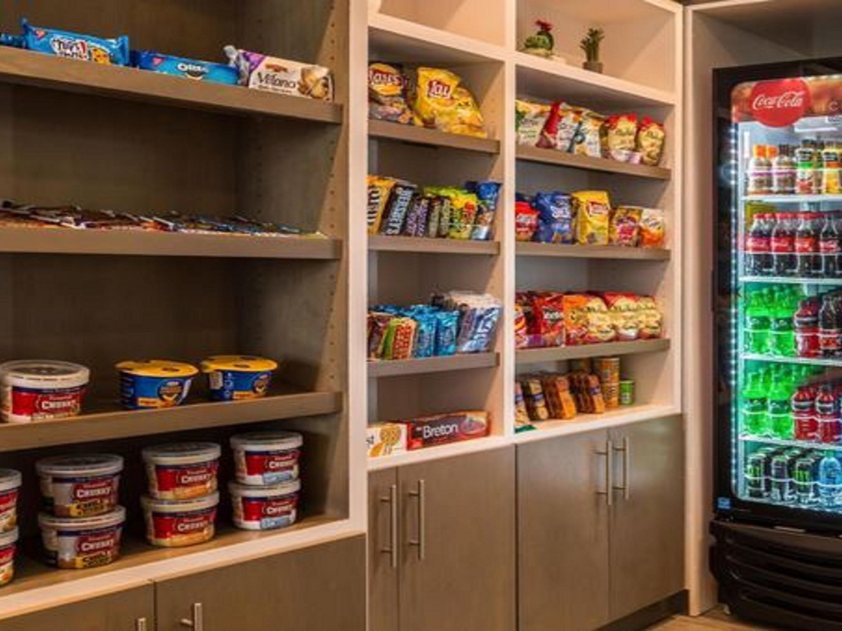 ロビーのマーケットプレイスでは、アイスクリーム、キャンディーバー、塩味スナック、チップスなどの商品を販売しています。また、ご滞在中に必要なバスアメニティや、洗濯用洗剤、ビール、ワインなどもご用意しております。