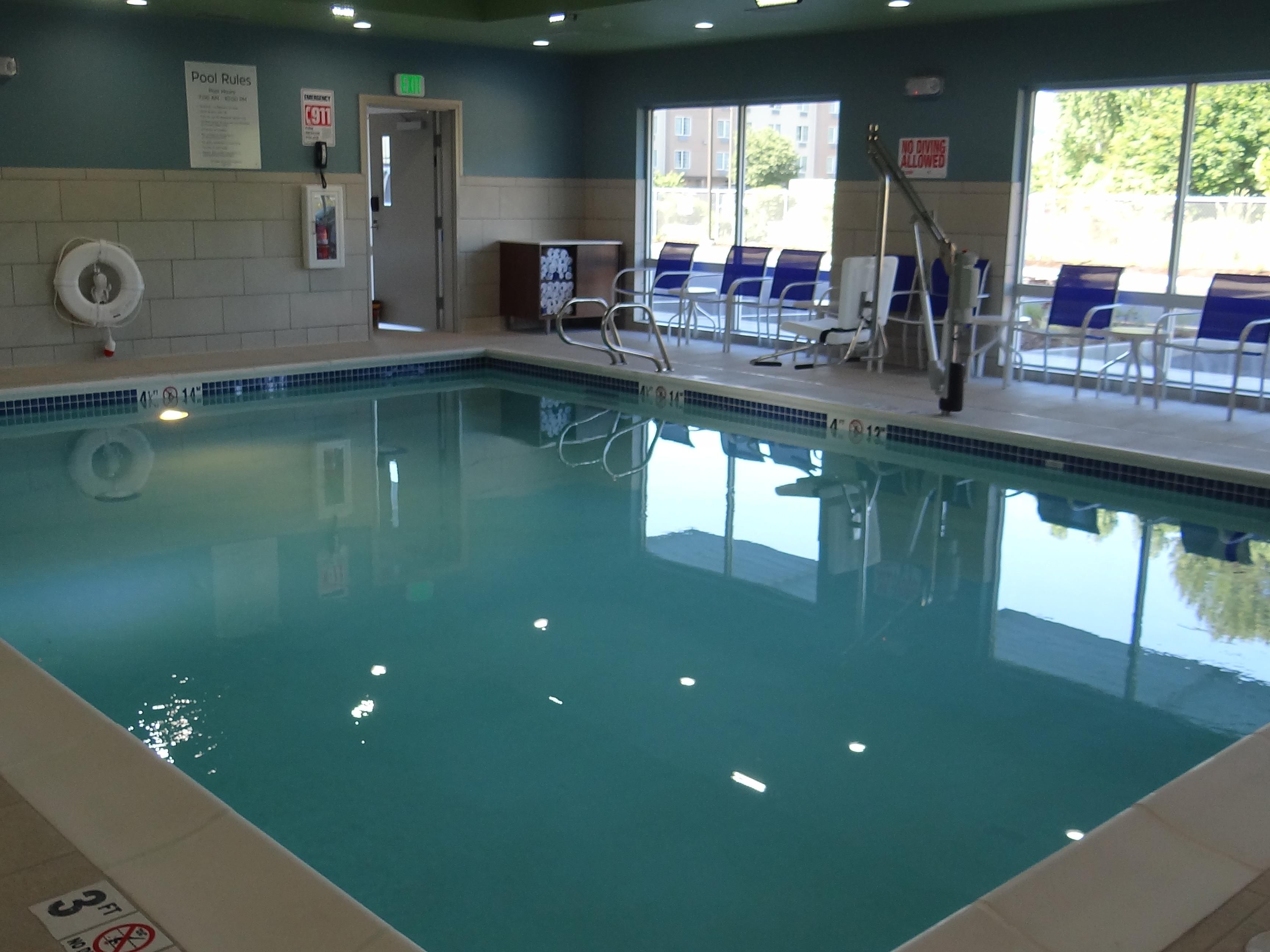¡Ven a relajarte, juega con los niños o haz tu entrenamiento acuático! Nuestra piscina está abierta desde las 7am hasta las 10pm. 