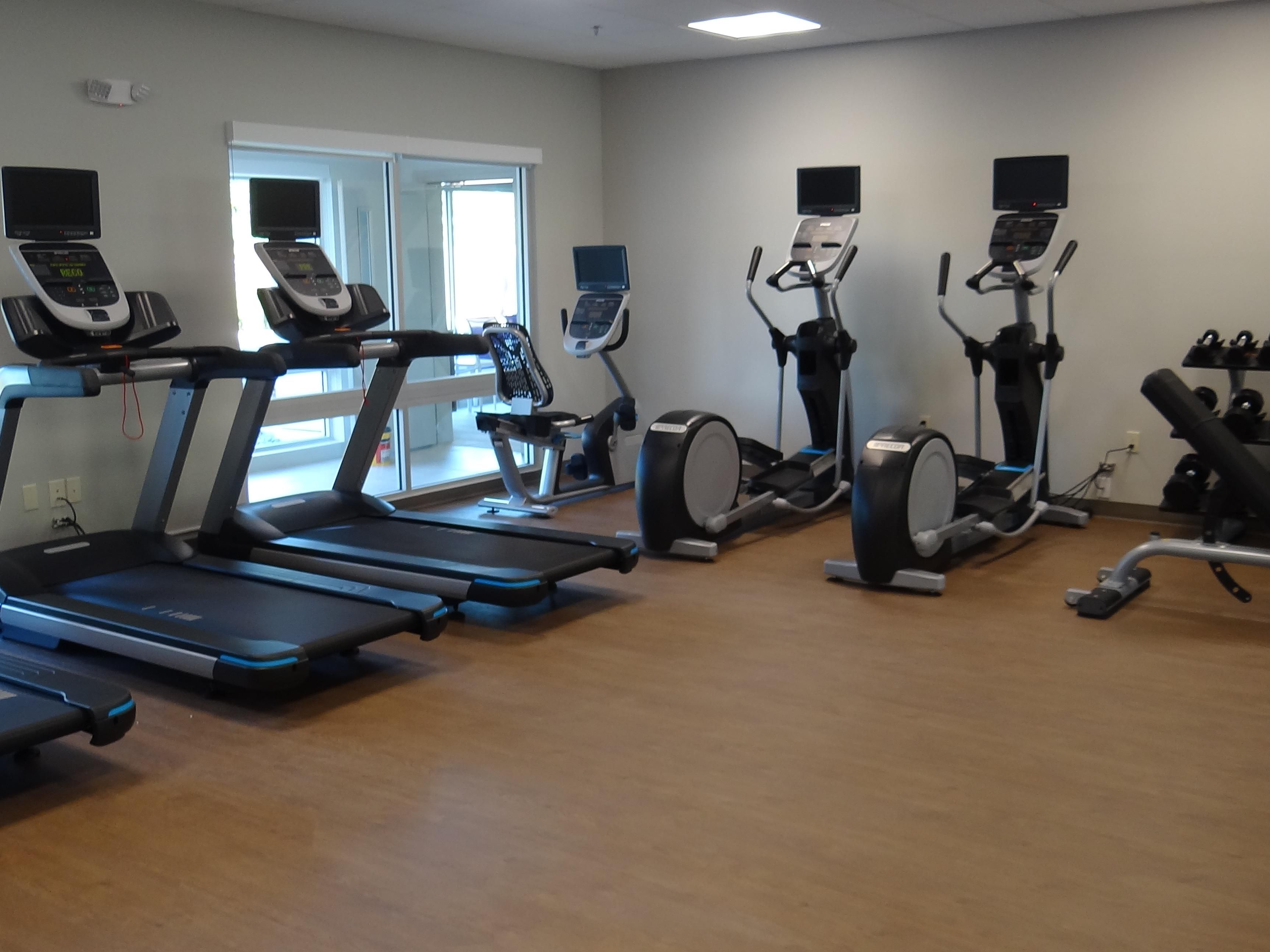 Recárguese de energía... haga ejercicio con los equipos más modernos en nuestro amplio gimnasio, que cuenta con cintas para correr, elíptica, bicicleta reclinable, pesas libres y mucho más. Las pantallas en cada máquina facilitan la programación de su entrenamiento para obtener resultados óptimos... o ponerse al día con las últimas noticias o su programa favorito... ¡para que su entrenamiento sea muy fácil!