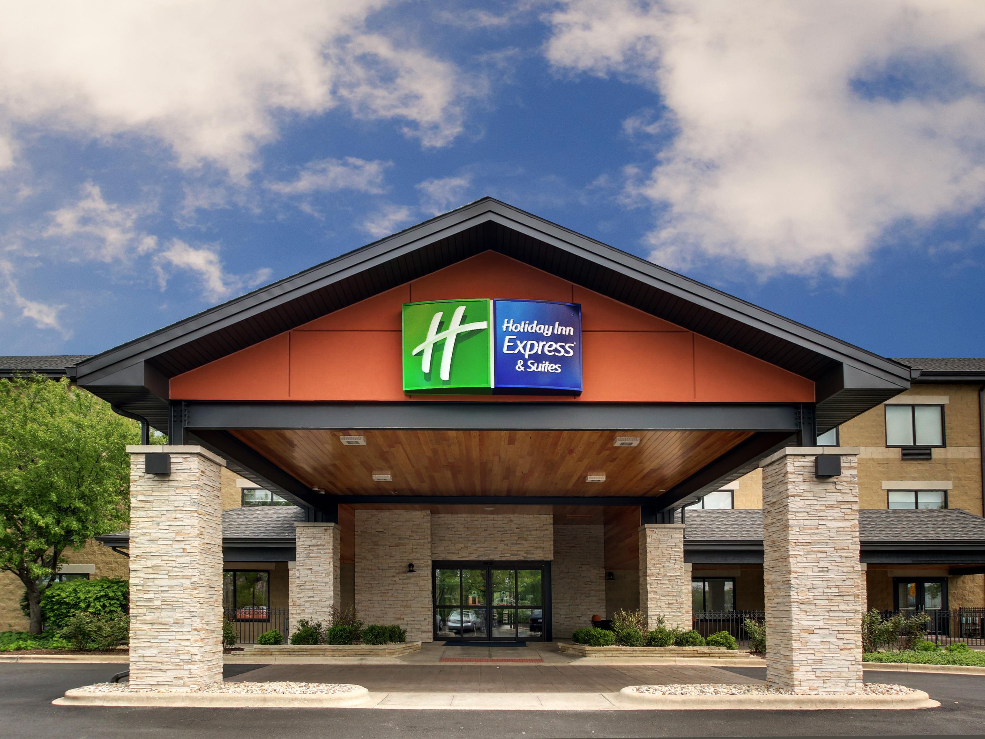 Nestled in the heart of Downtown Aurora, our hotel is just steps away from a variety of restaurants, shops, and entertainment venues. Enjoy live performances at the renowned Paramount Theatre, groove to concerts or festivals at RiverEdge Park, try your luck at the Hollywood Casino, or unwind at the historic Two Brothers Roundhouse Complex.