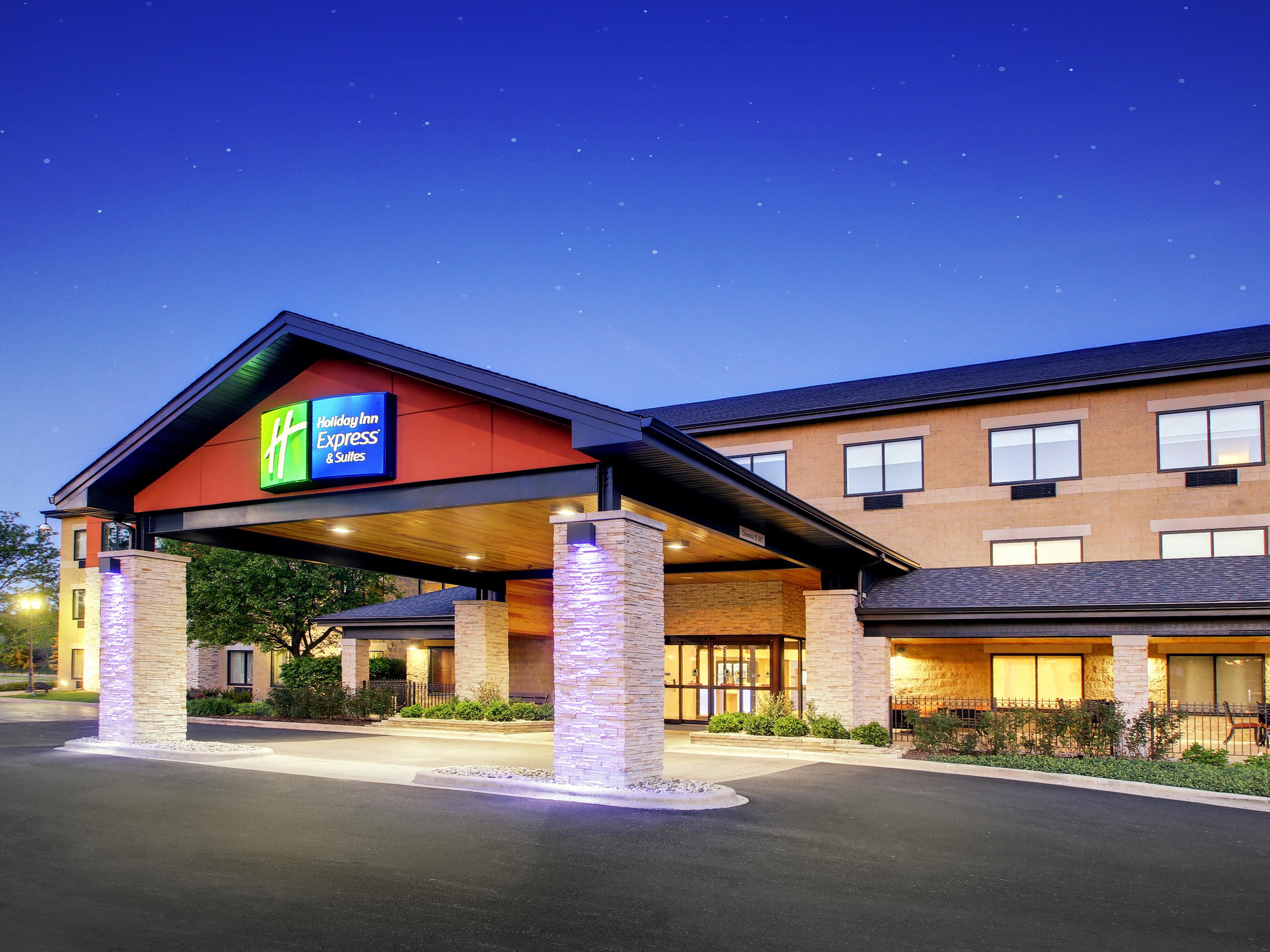 Hotels in Aurora, IL | Holiday Inn Express & Suites Aurora-Naperville