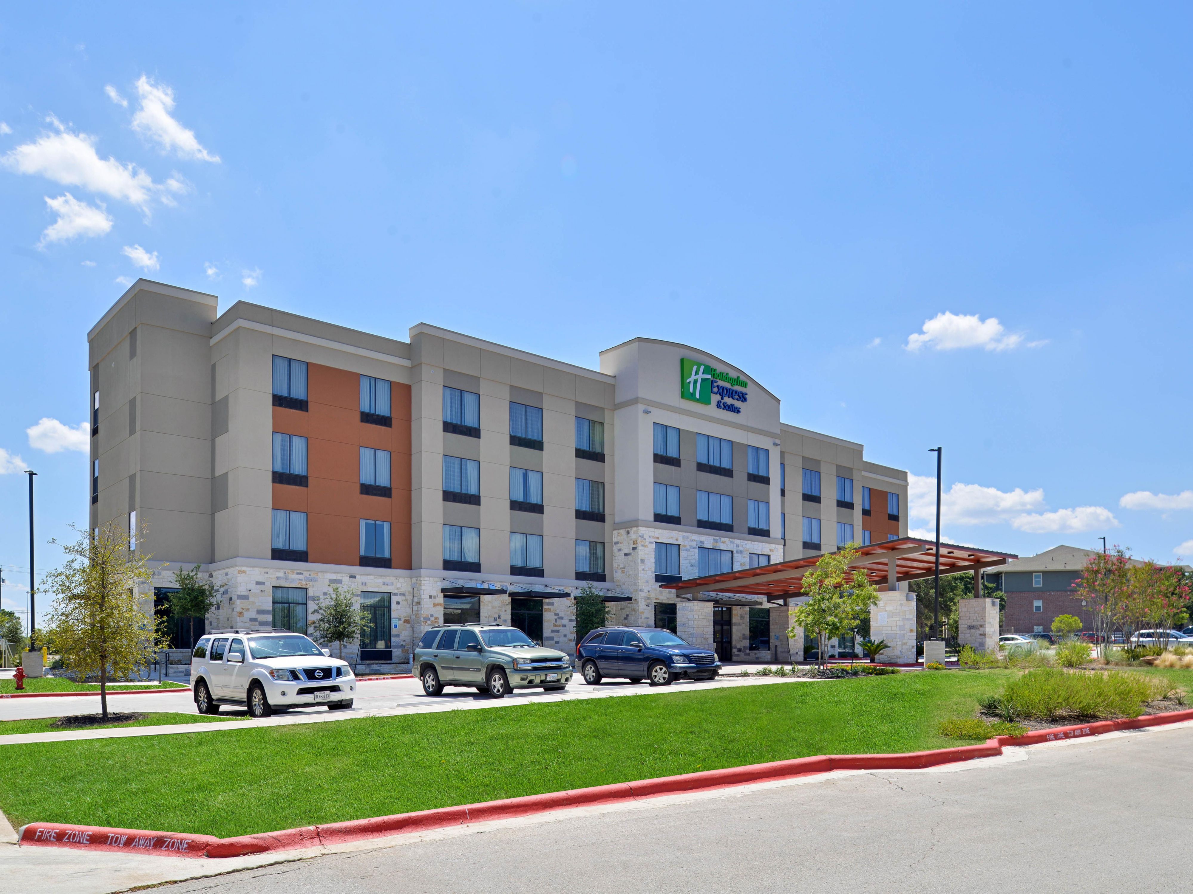 With seven restaurants and a food mart within walking distance, you'll find our hotel offers the perfect base for dining convenience and variety. Whether you prefer fast and casual classics or the tantalizing umami of sushi and Japanese cuisine, our prime location will spoil you with dining options around every corner.