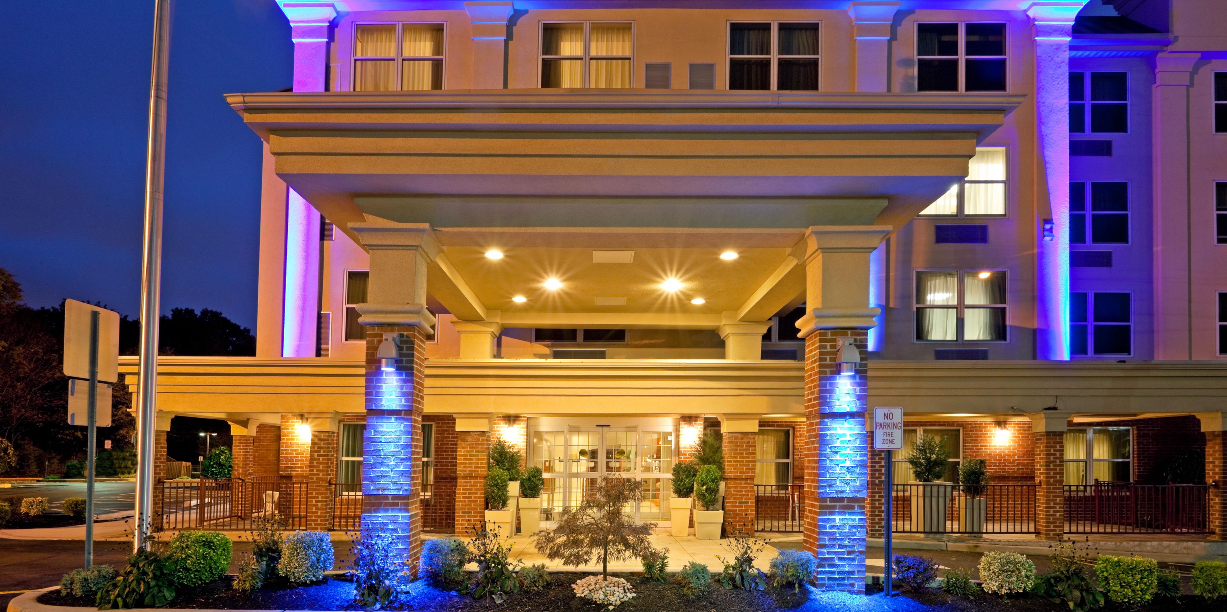 Newark Airport Hotels In New Jersey Holiday Inn Express Suites Woodbridge