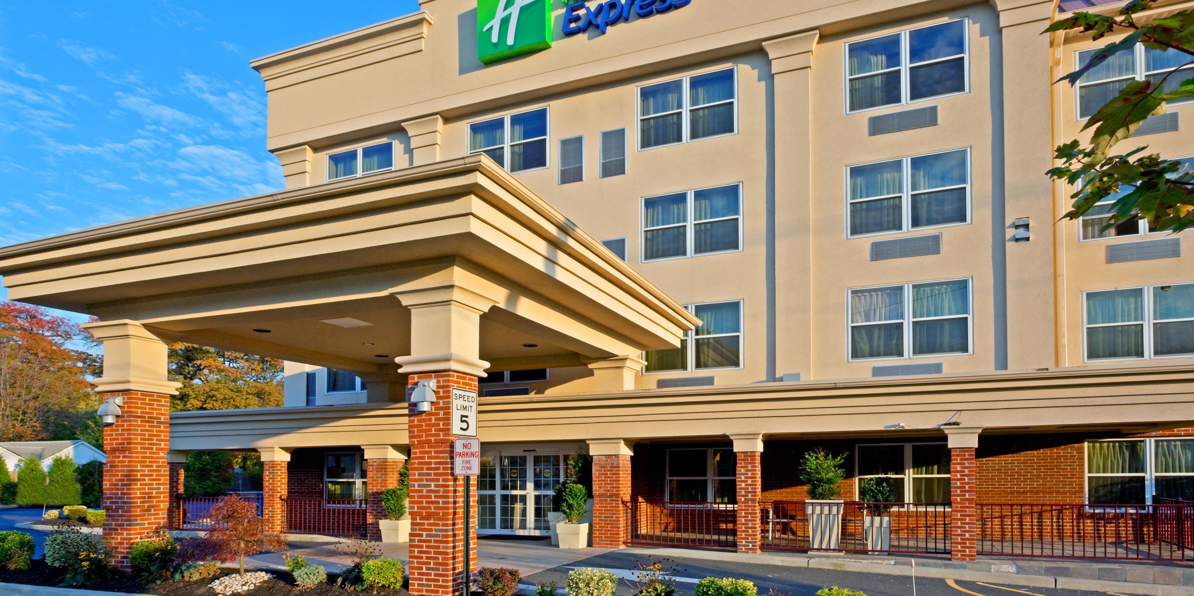 Holiday Inn Express & Suites Woodbridge