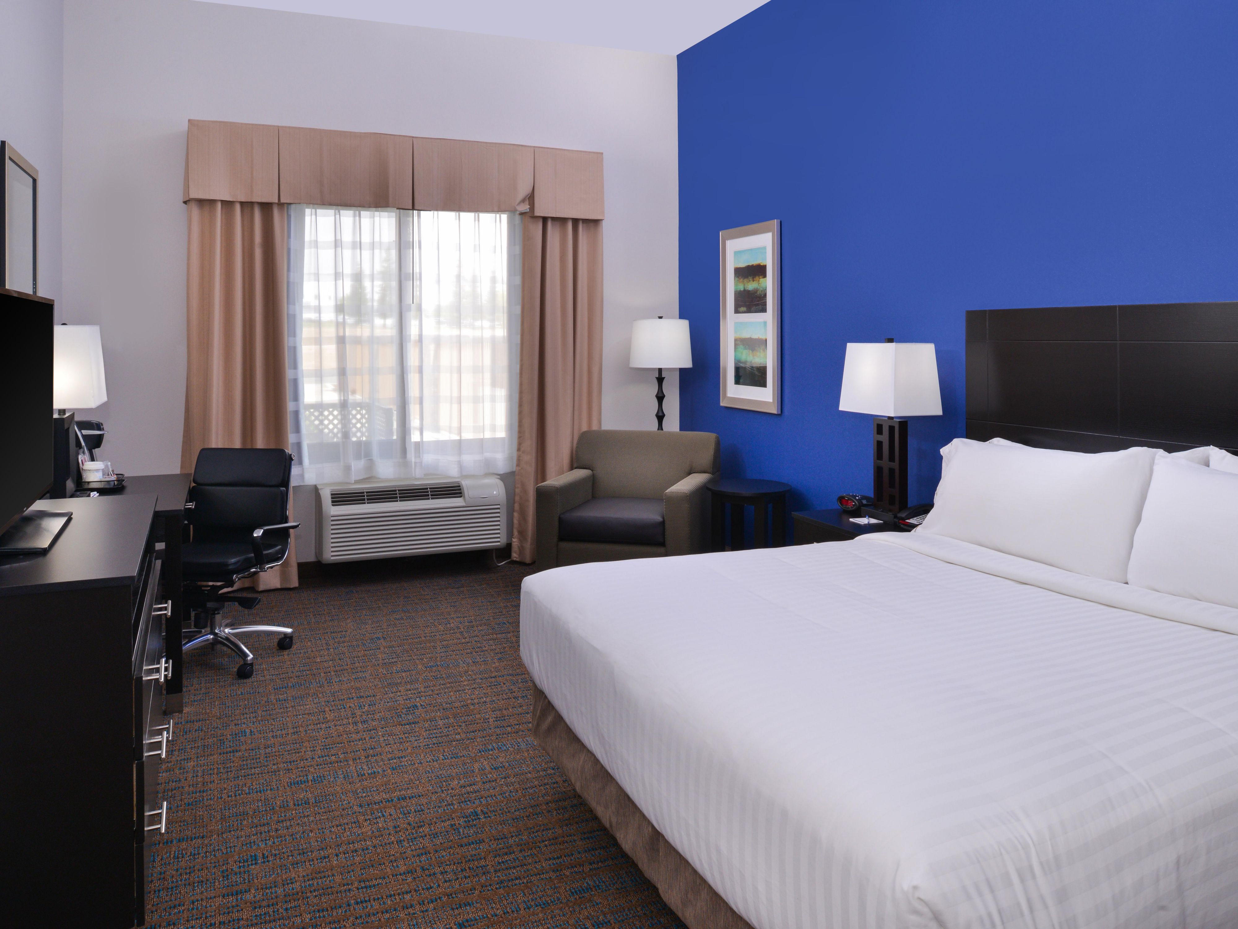 Holiday Inn Express & Suites Bakersfield Airport Guest Room & Suite Options
