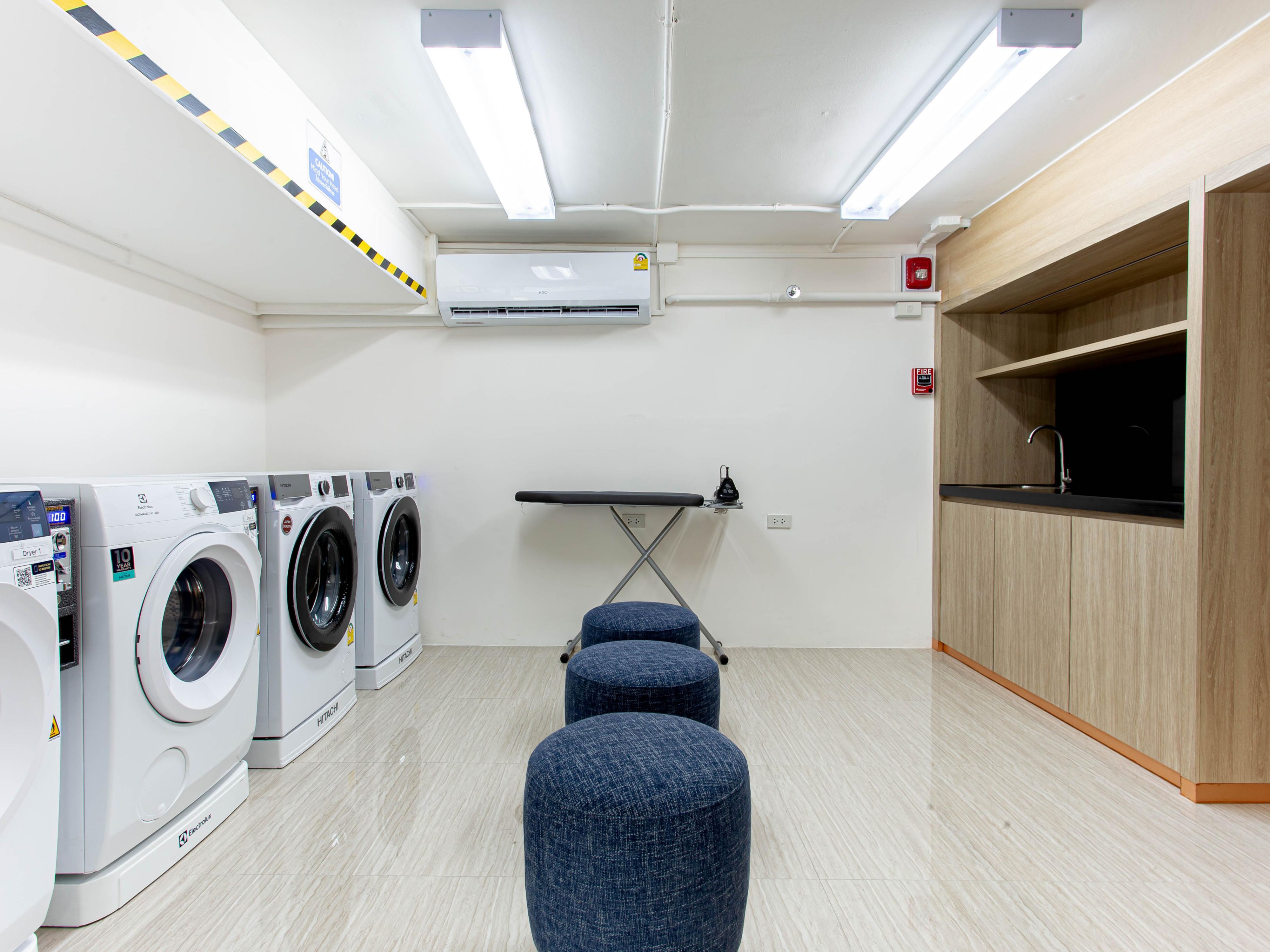Self-service laundry and snack machines mean you can handle those little needs without leaving the hotel.
