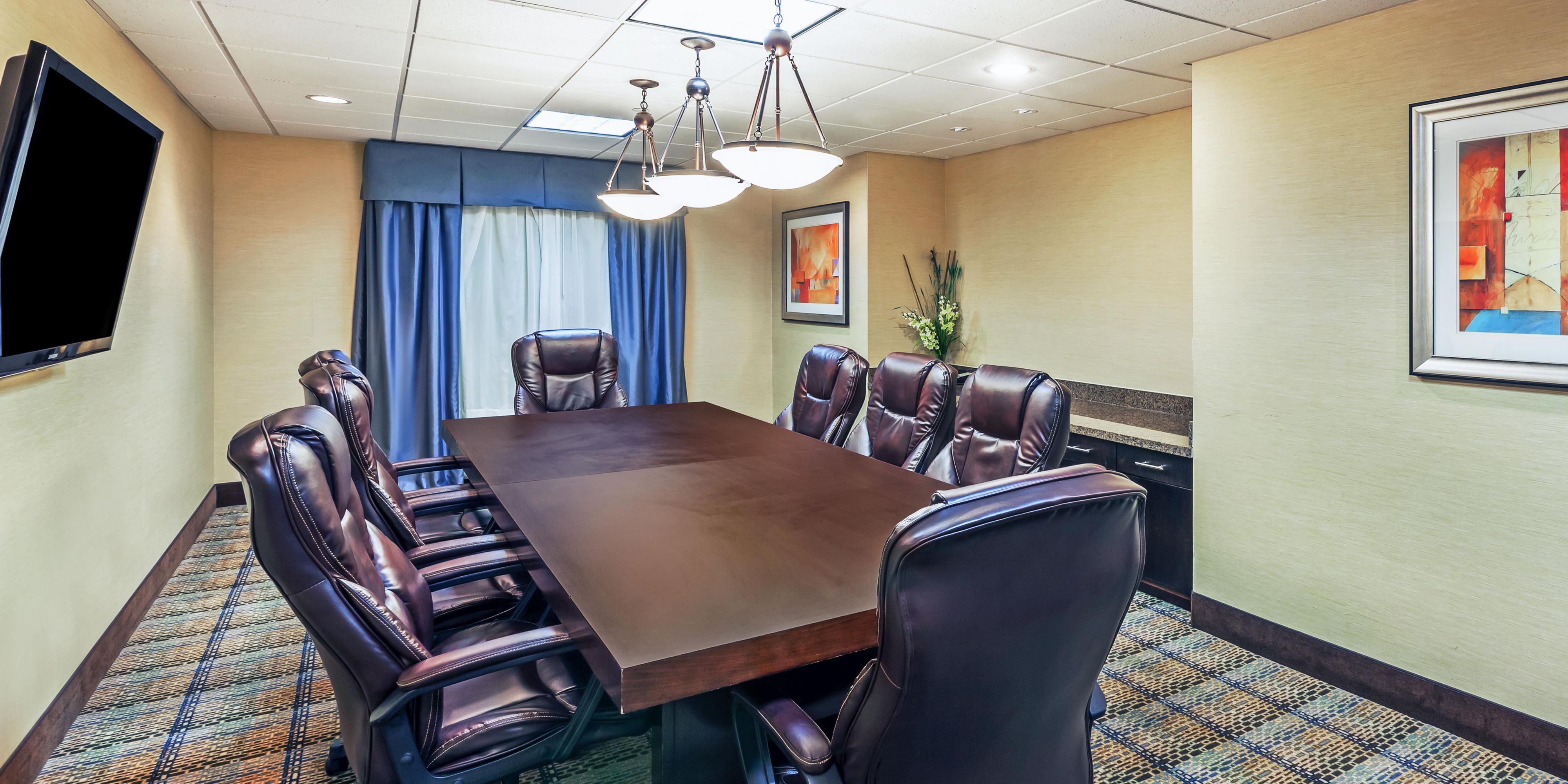 Small meetings play a vital role in the success of many organizations. Are you planning a small corporate meeting, board retreat or brainstorming session? Our 500 square feet meeting room is sure to lead to big ideas! We can accommodate up to 14 people and can take care of all your audio/visual needs as well.