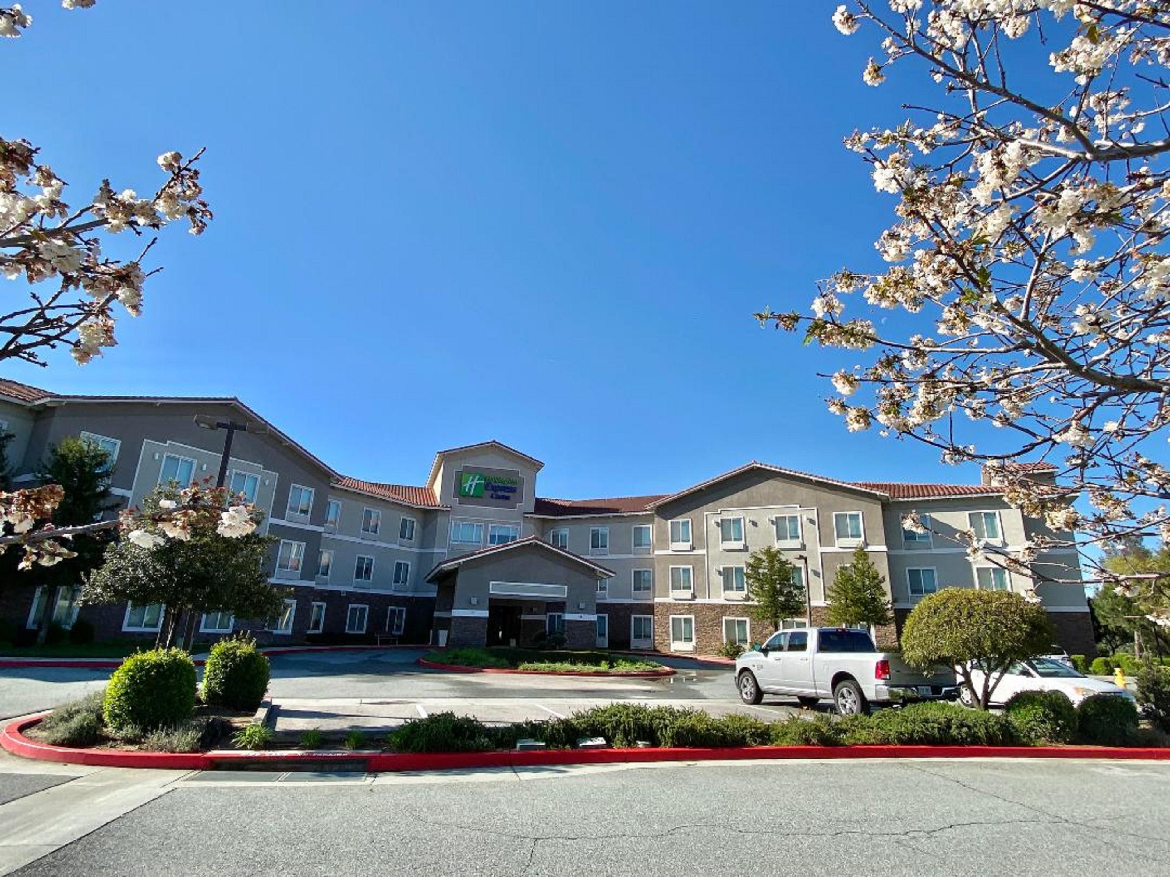 Conveniently situated between Riverside and Palm Springs, our hotel offers easy access to major airports and serves as the perfect base for exploring all Oak Valley has to offer. Enjoy nearby attractions like Oak Valley Golf Course and the charming orchards of Oak Glen, and shop at Cabazon Outlets — all just minutes away!