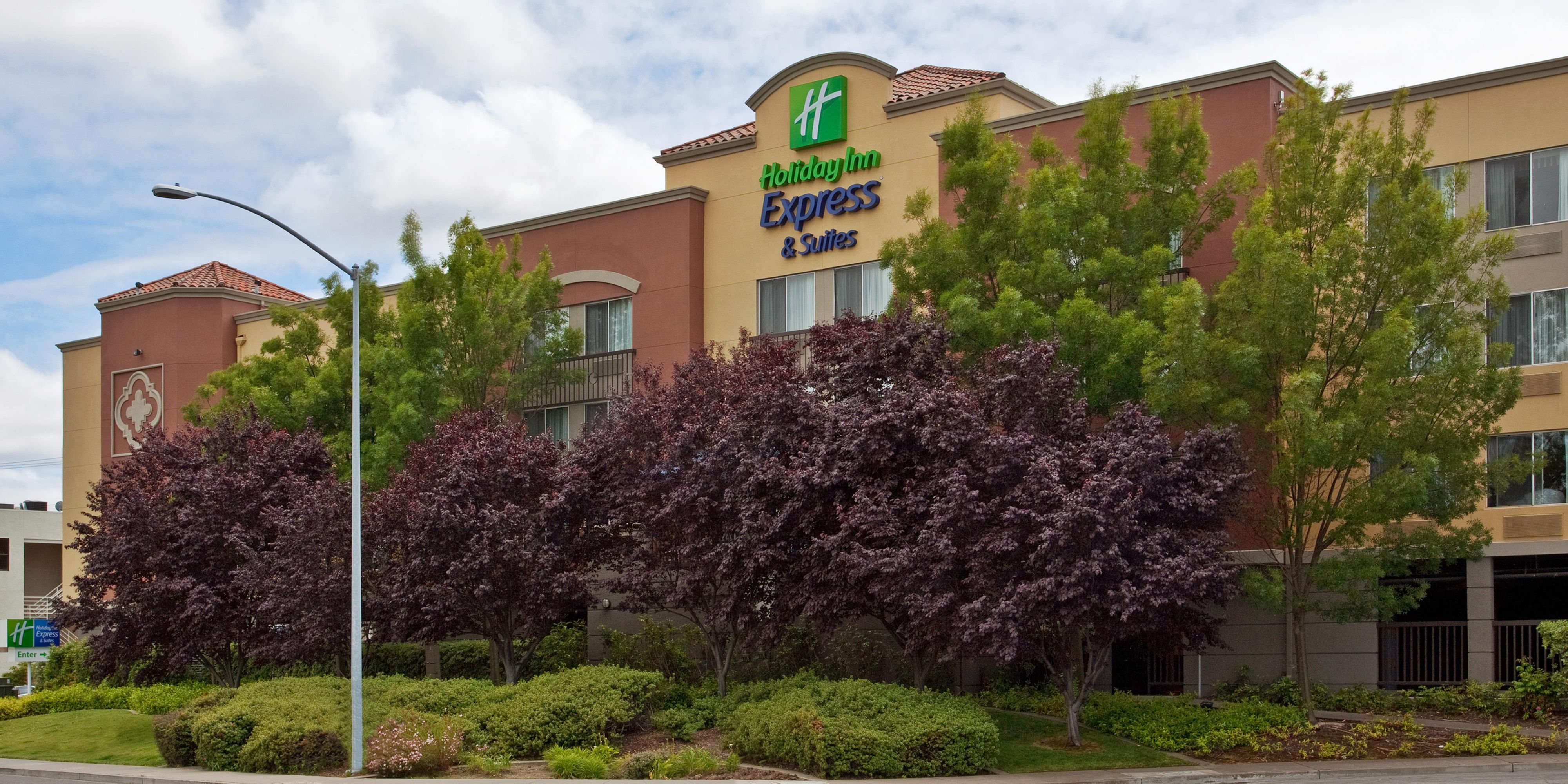 Holiday Inn Express & Suites Belmont