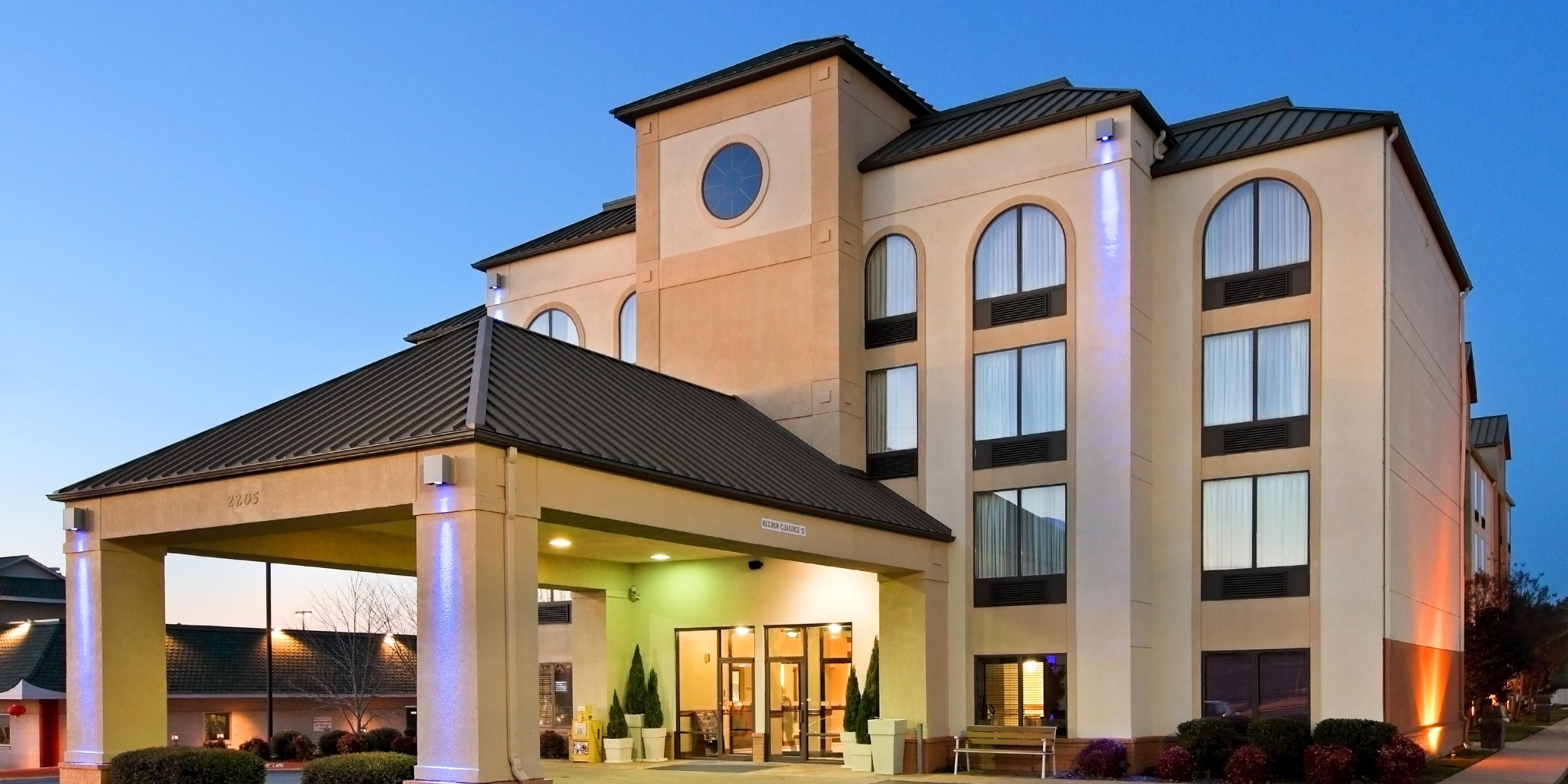 Holiday Inn Express & Suites Bentonville